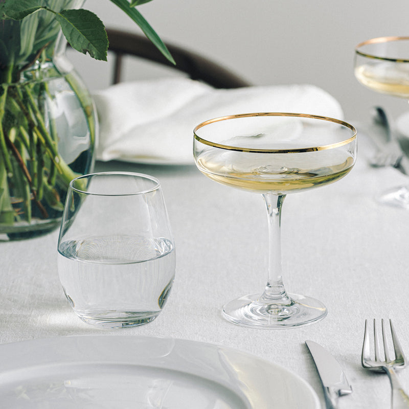 Odysse cavaskål med gullkant på dekket bord