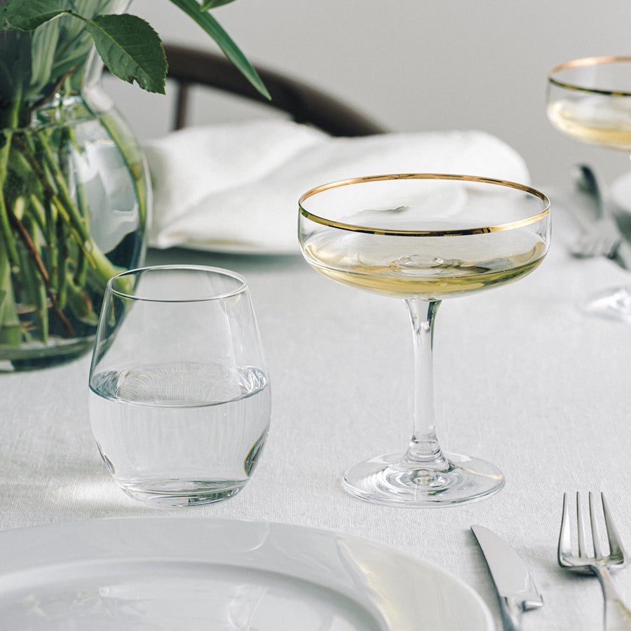 Odysse cavaskål med gullkant på dekket bord