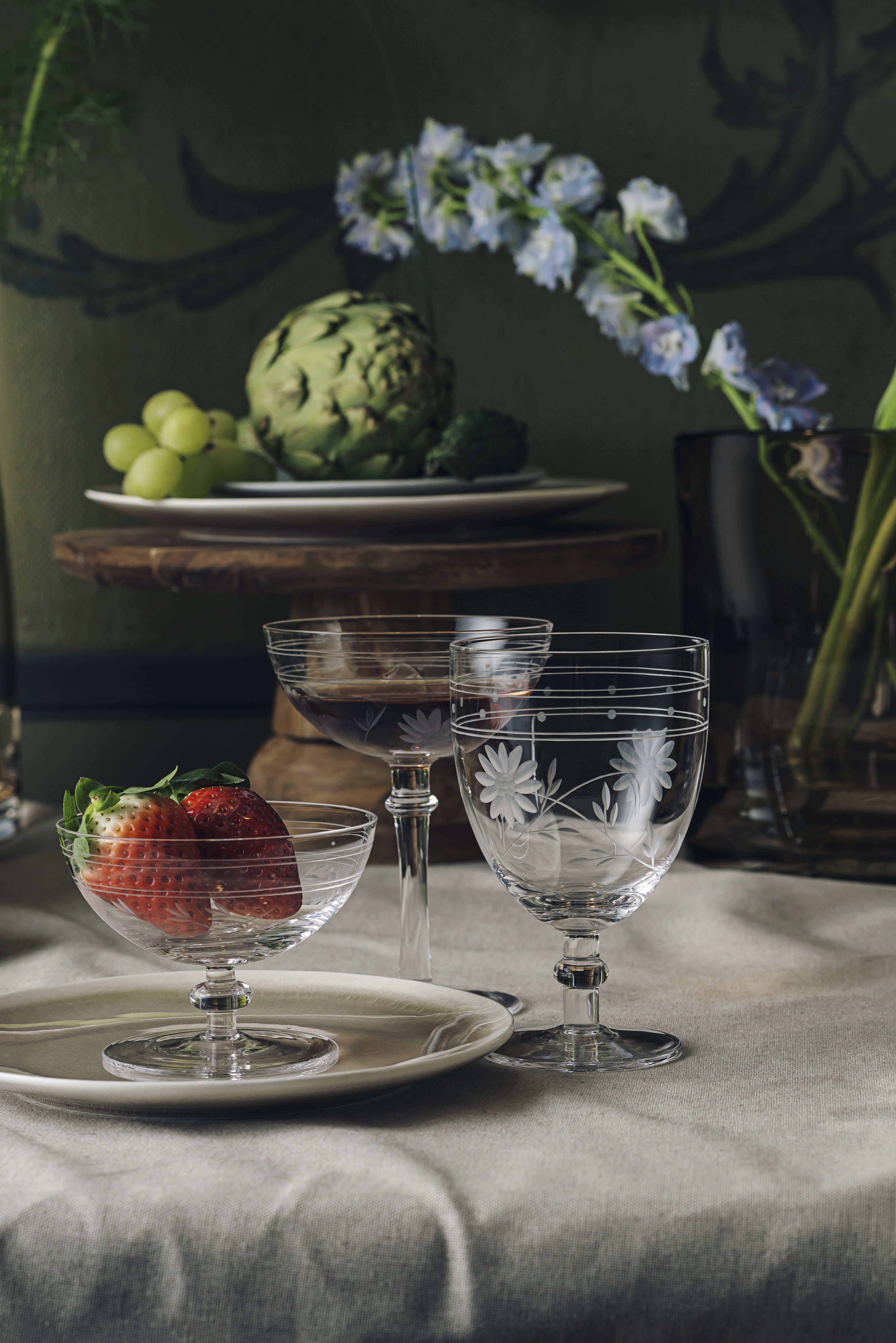 Elizabeth glasserie fra Hadeland Glassverk. Viser dessertskål, champagneskål og glass med stett.