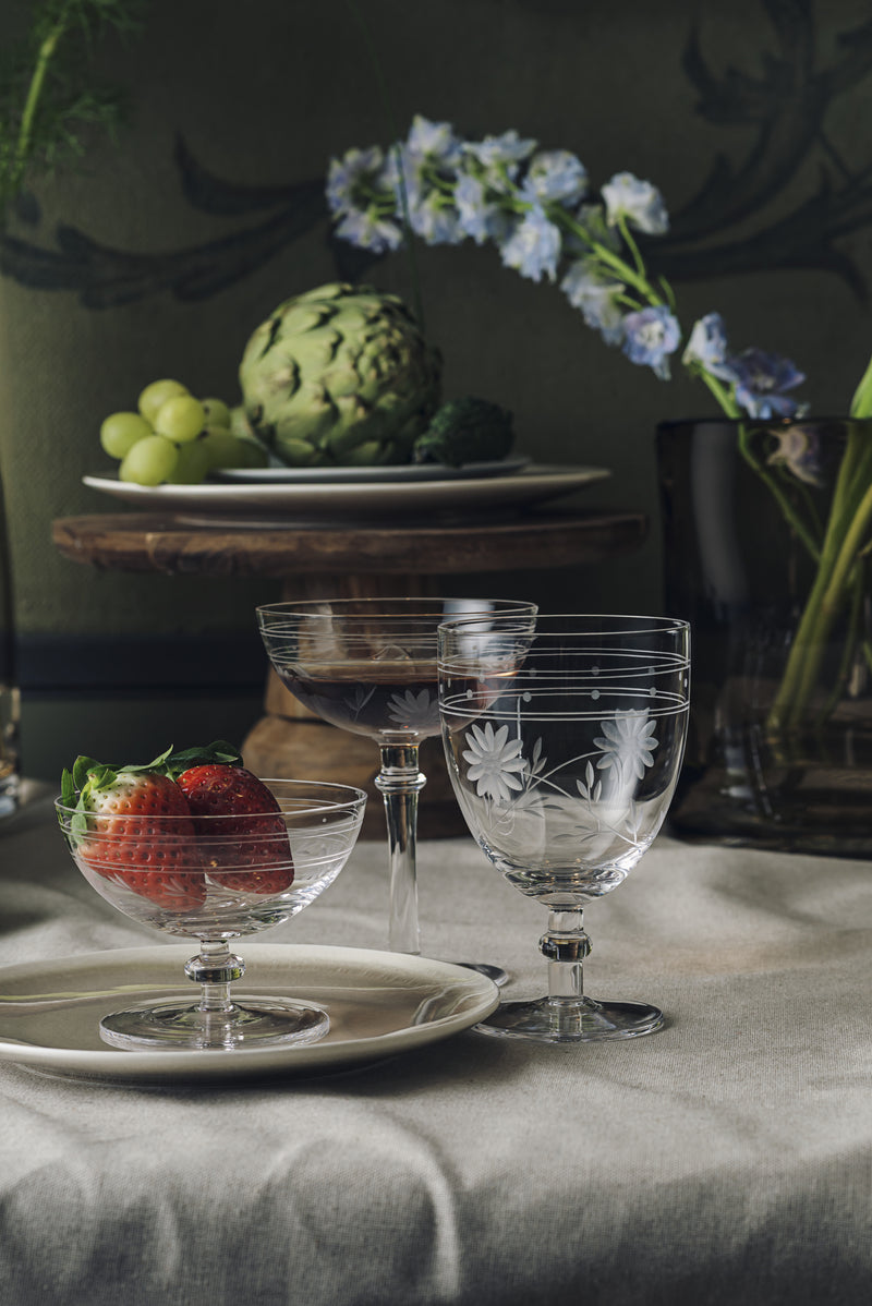 Elizabeth glasserie fra Hadeland Glassverk. Viser dessertskål, champagneskål og glass med stett.