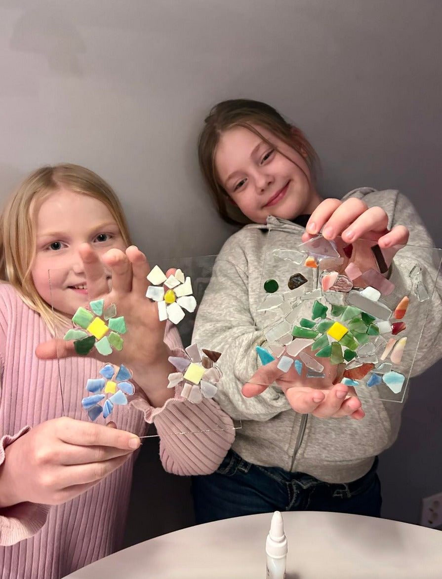 To jenter som har laget egen glassmosaikk på Hadeland Glassverk