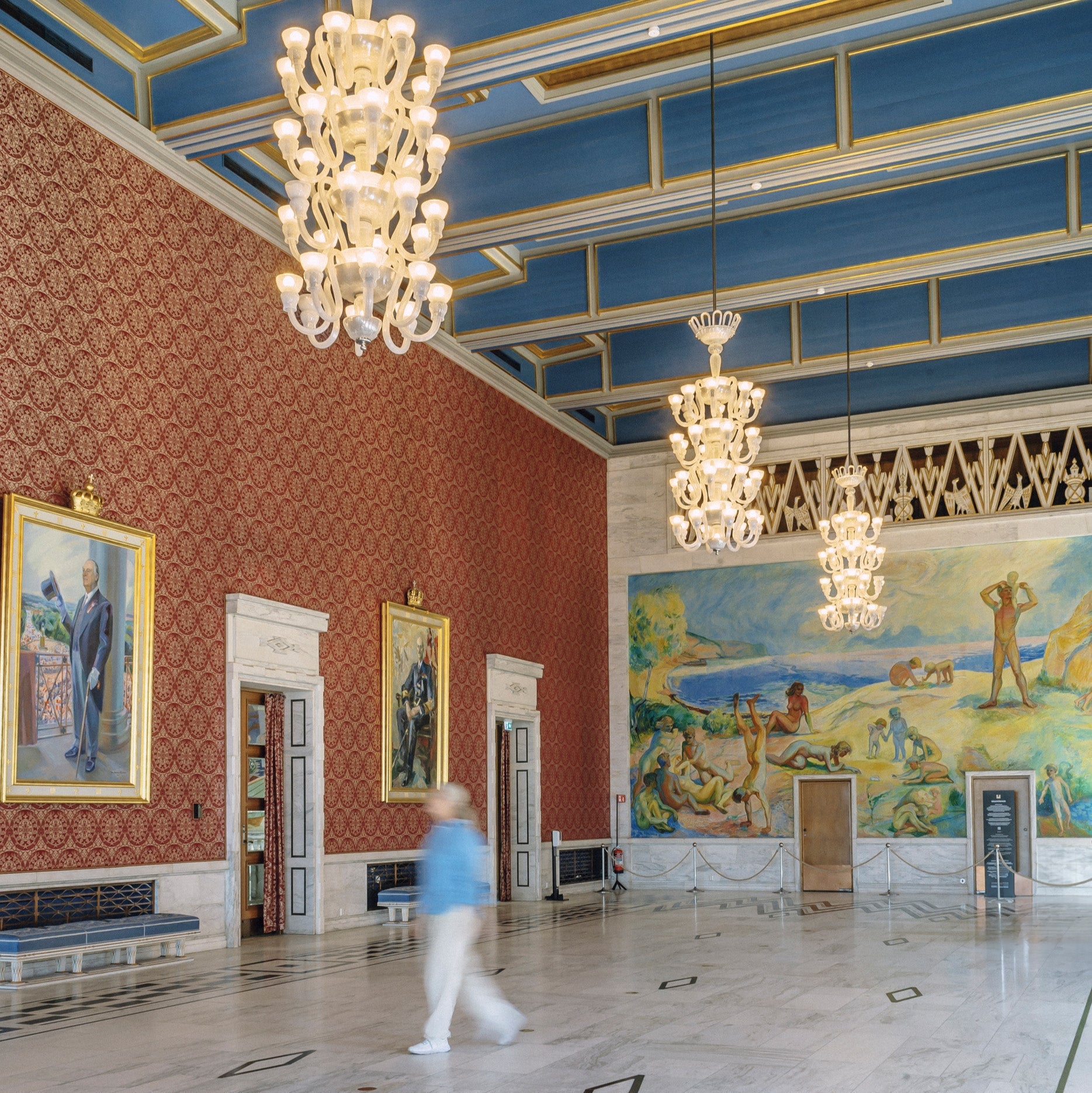 Lysekroner produsert av Hadeland Glassverk for Oslo Rådhus.