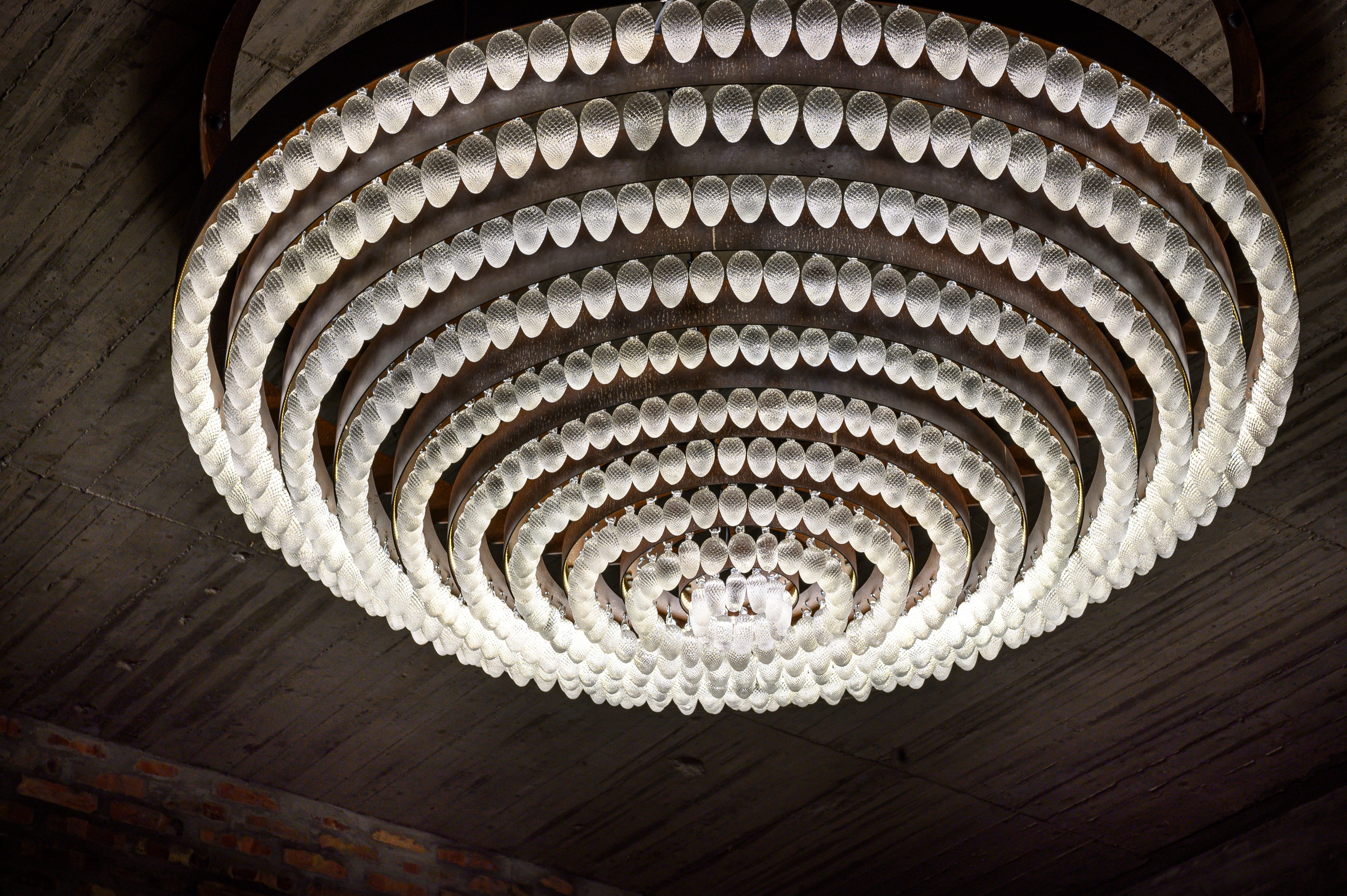 Nærbilde av lysekrone montert i Hurdal Rådhus. Lysekronen består av 600 krystallkongler produsert av Hadeland Glassverk.