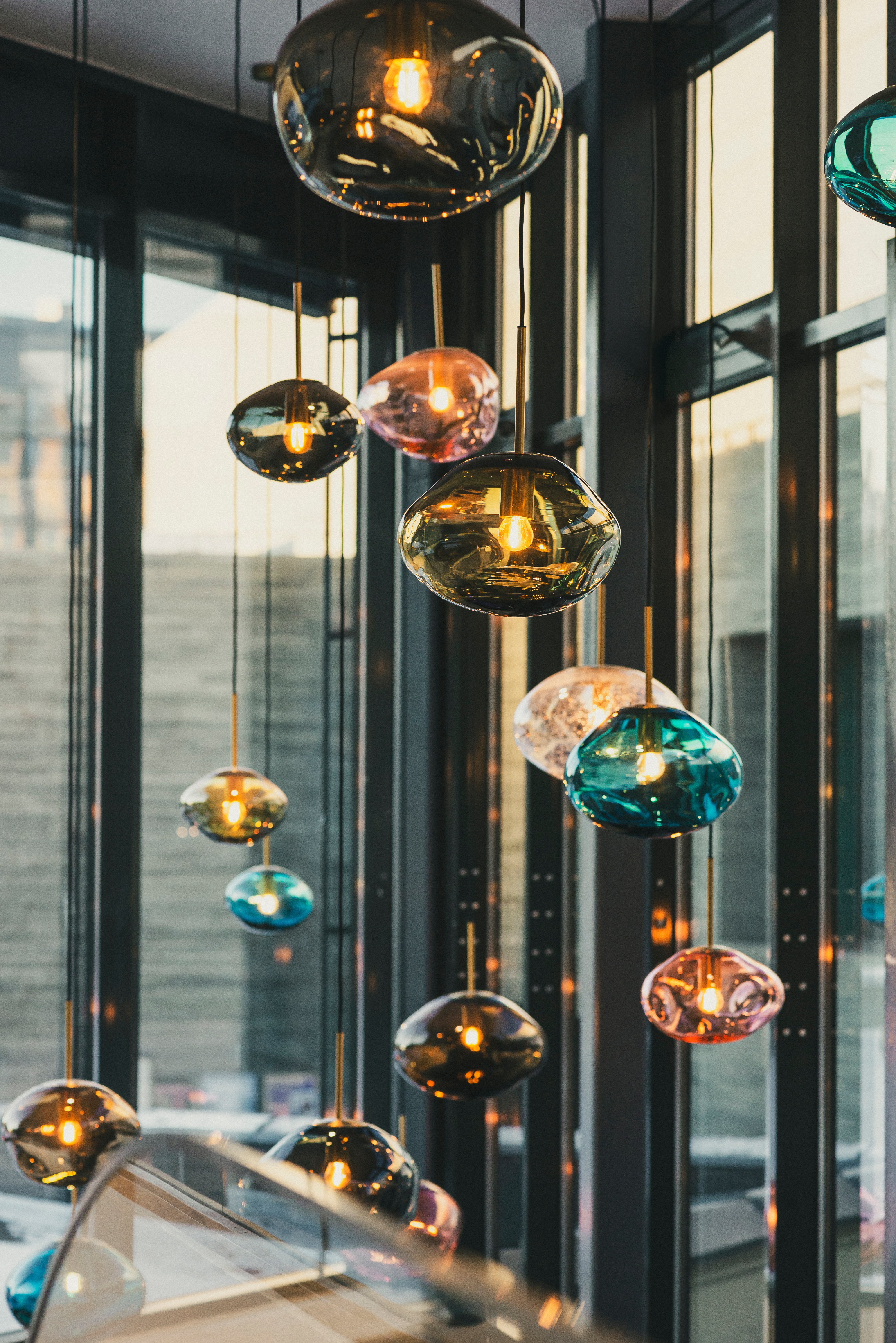 Crystal Stone taklamper produsert av Hadeland Glassverk i trappeløpet hos Nobels Fredssenter.