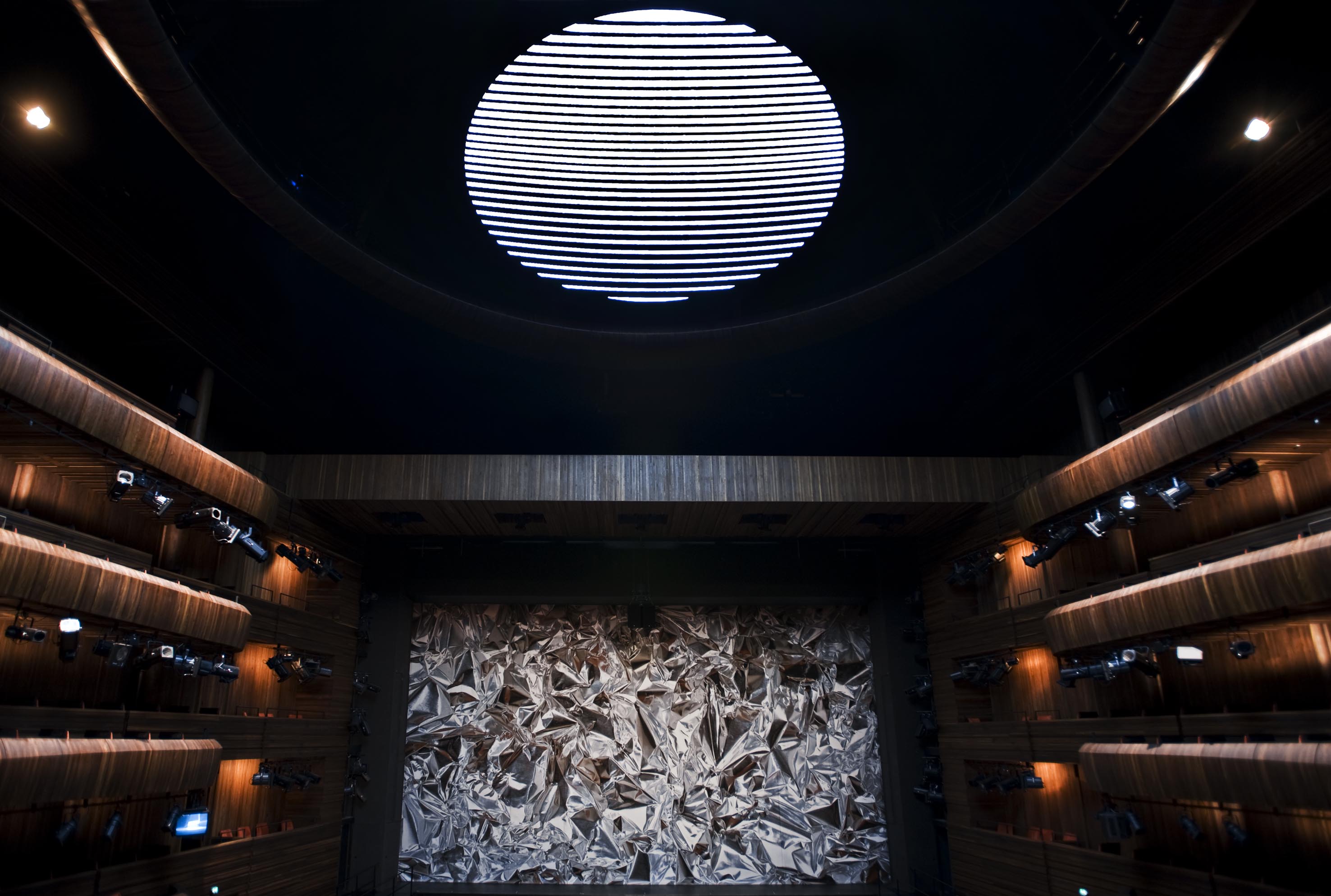 Lysekronen i taket på Den Norske Opera består av 5800 munnblåste og håndslipte krystallglass - håndlaget på Hadeland Glassverk.