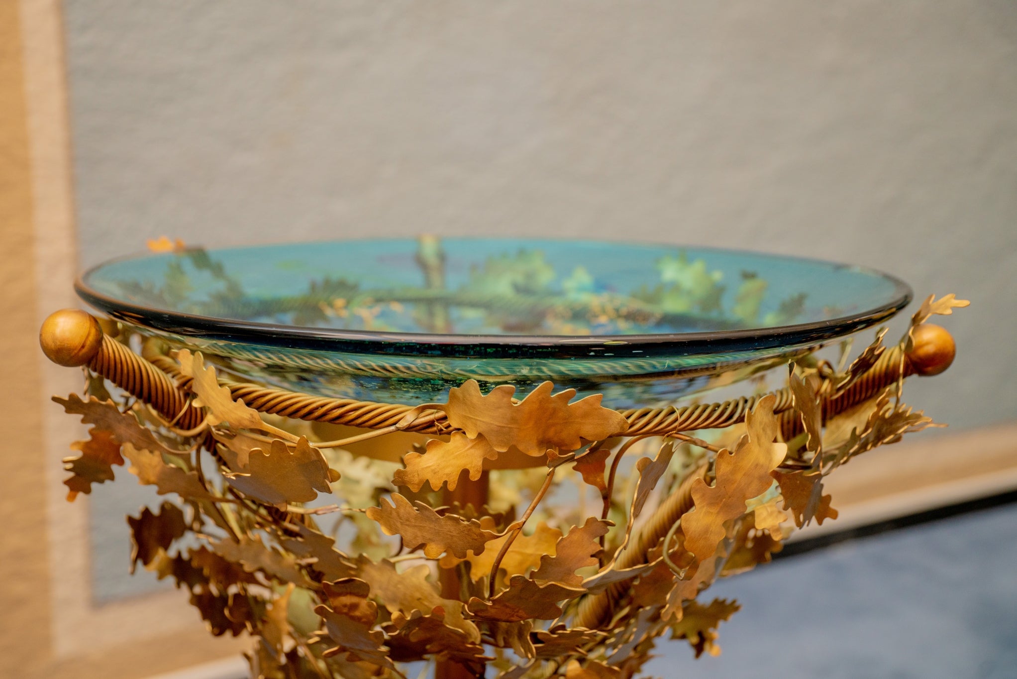 Døpefont i messing og glass designet av Maud Gjeruldsen Bugge, Hadeland Glassverk.