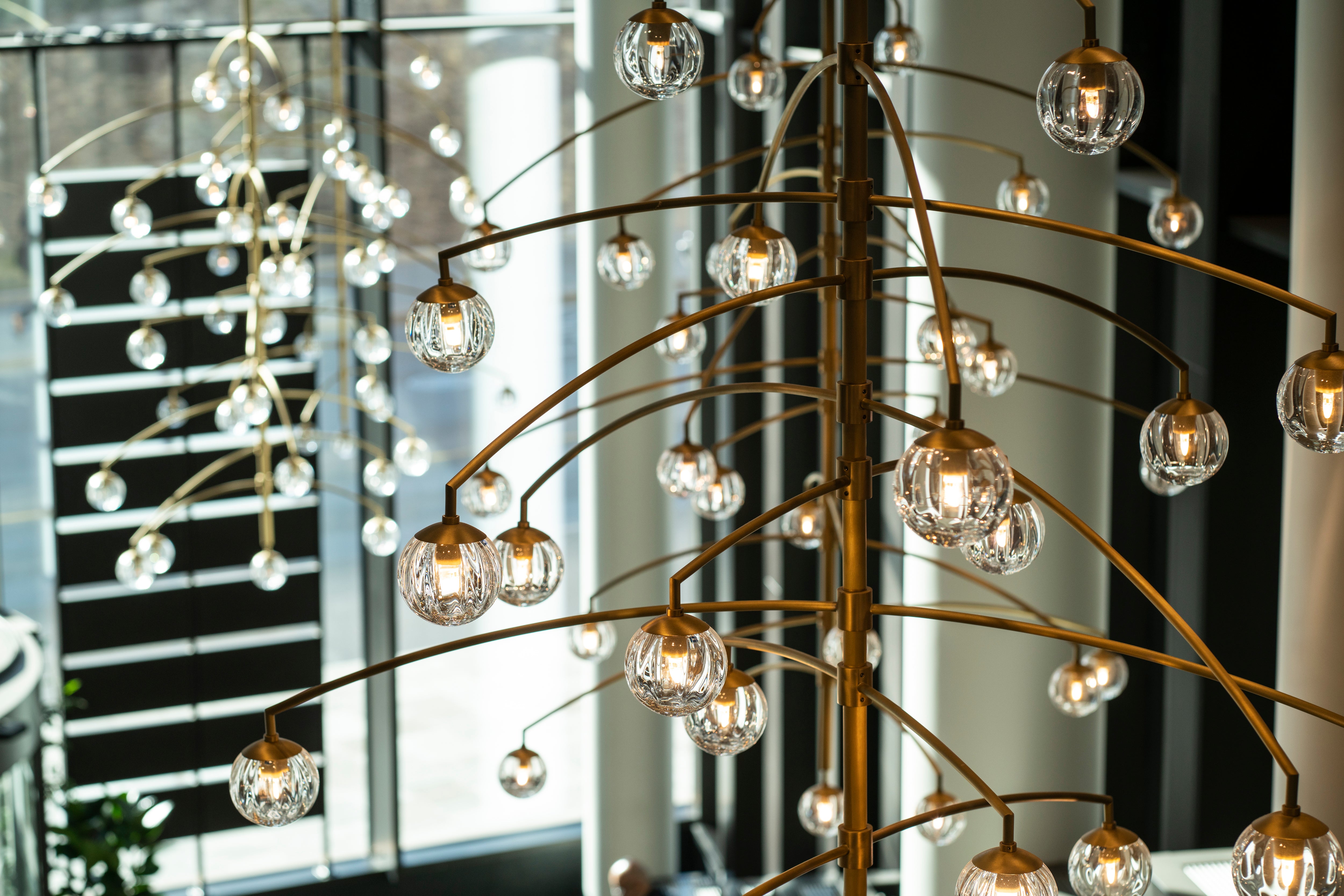 Lysekrone i Via Vika levert av Hadeland Glassverk.