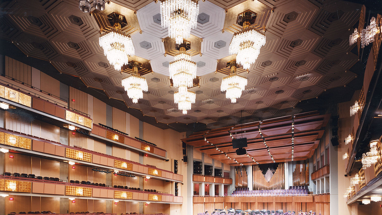 The Kennedy Center, Concert Hall med Hadeland Glassverk spesialtilpassede lyskroner.