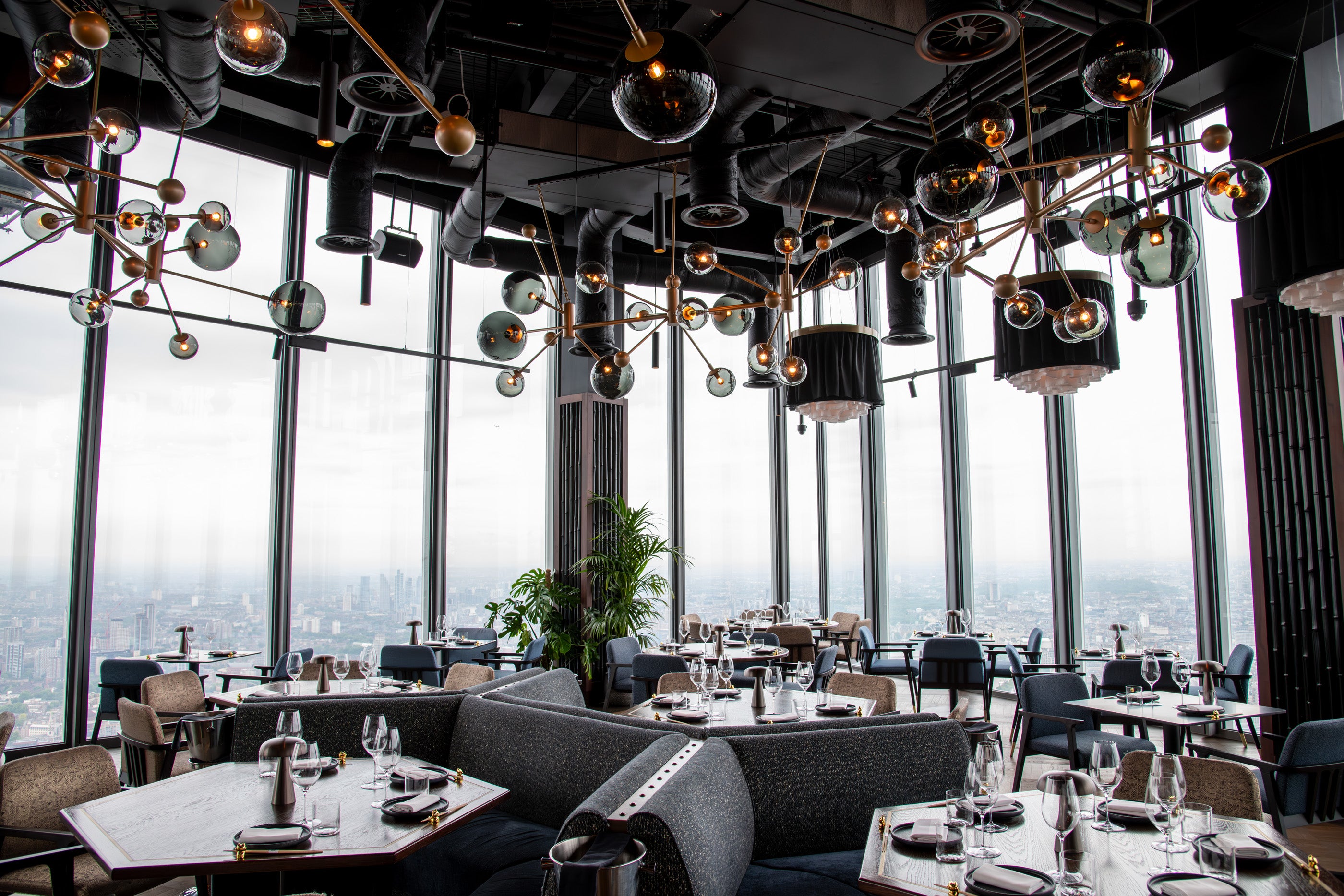 Prisbelønnet Arkiv 4014 lamper fra Hadeland Glassverk i Gordon Ramsays restaurant Lucky Cat. Til sammen 80 røkgrå kupler i spesialdesignede installasjoner.