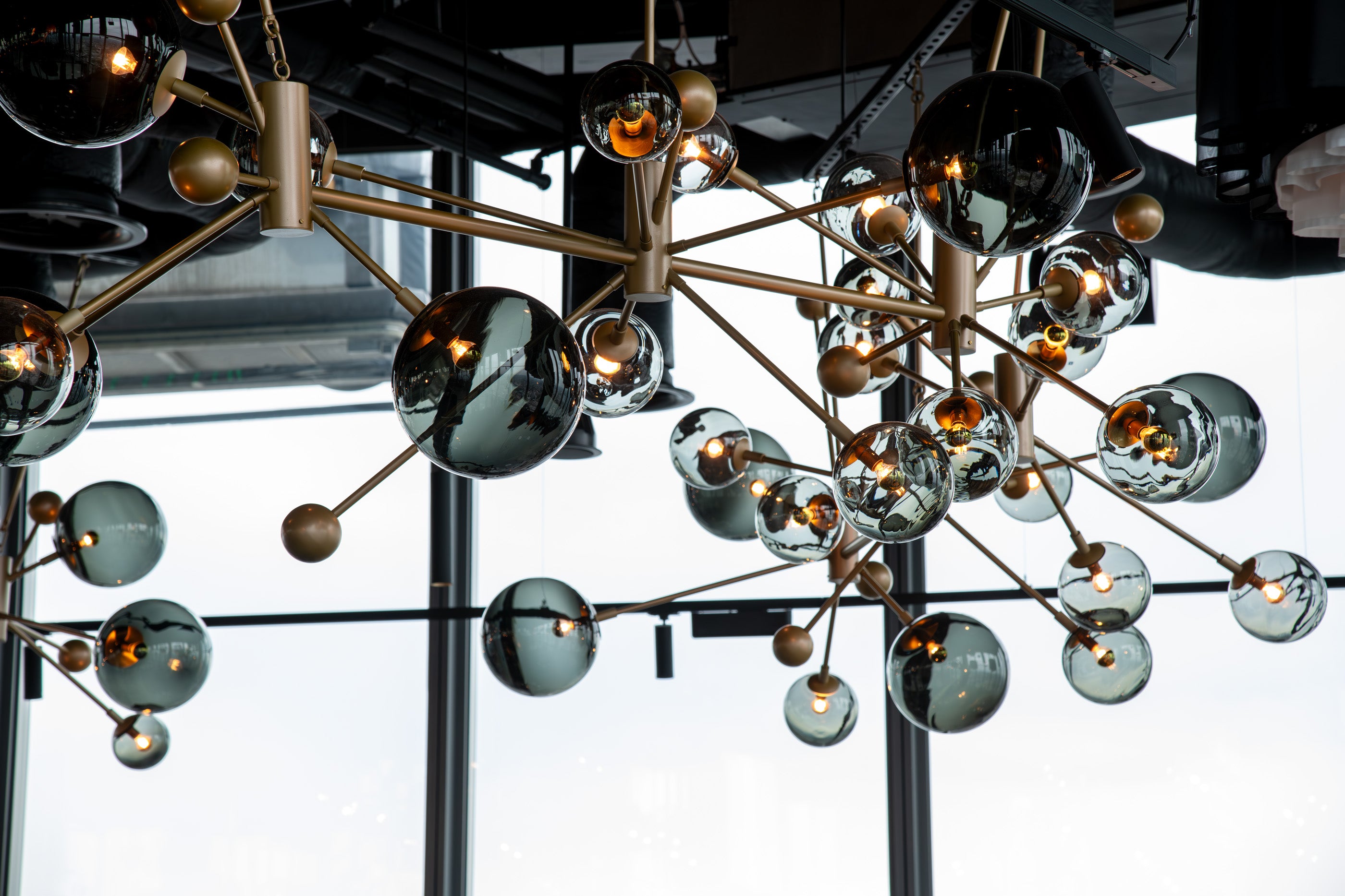 Nærbilde av Arkiv 4014 lamper fra Hadeland Glassverk i Gordon Ramsays restaurant Lucky Cat.