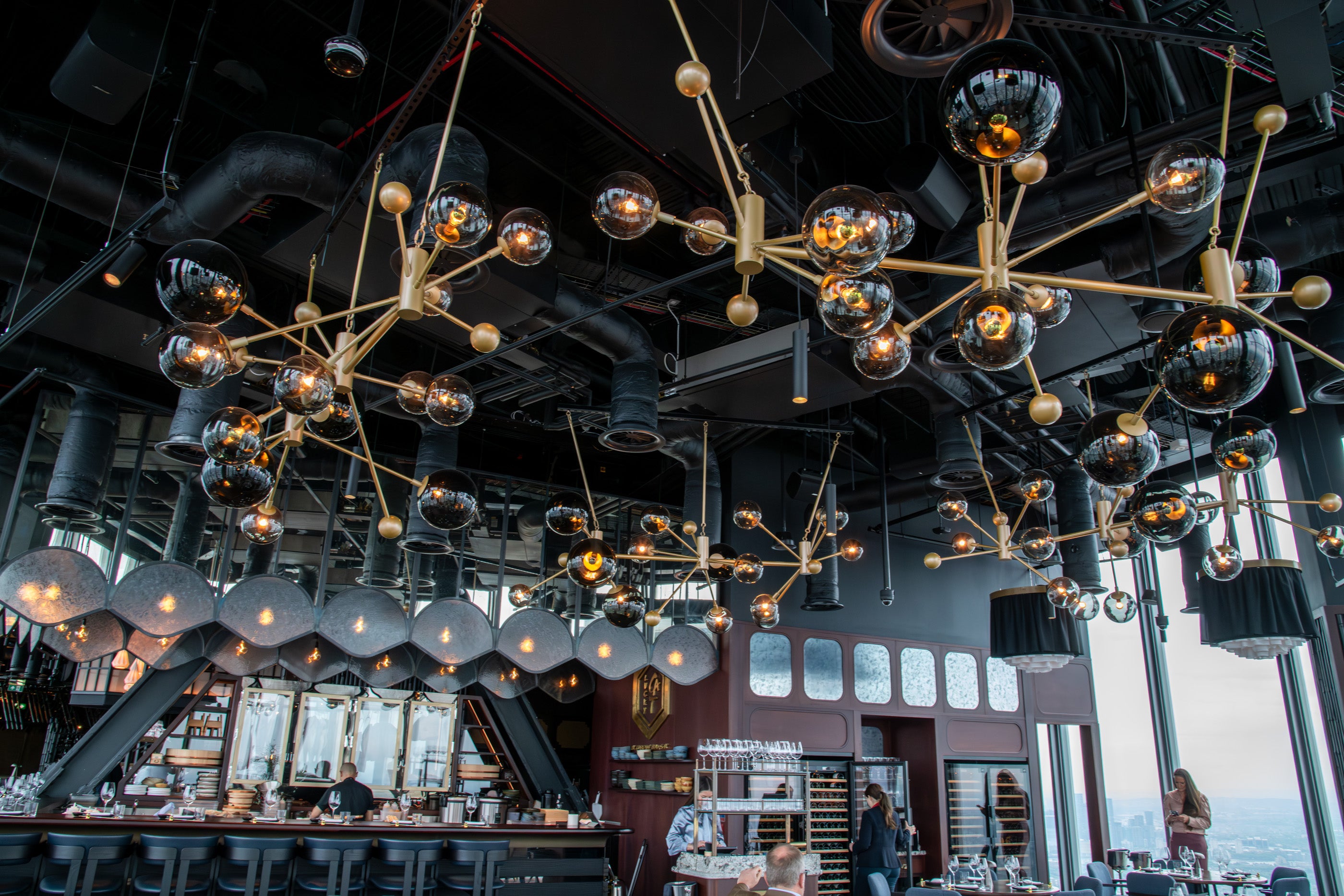 Prisbelønnet Arkiv 4014 lamper fra Hadeland Glassverk i Gordon Ramsays restaurant Lucky Cat. Til sammen 80 røkgrå kupler i spesialdesignede installasjoner.