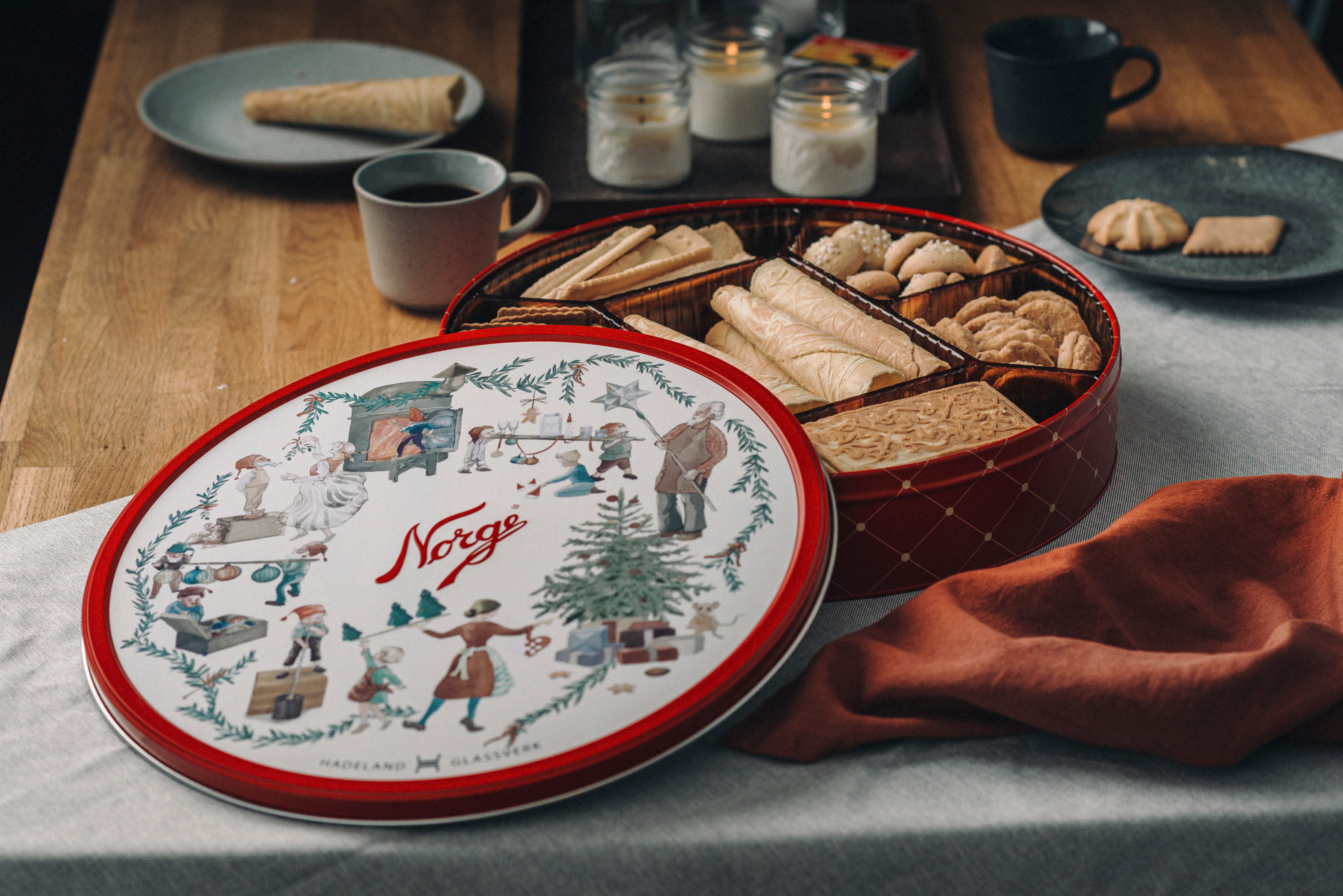 Norgesglasset kakeboks med inndeling for plass til sju slag