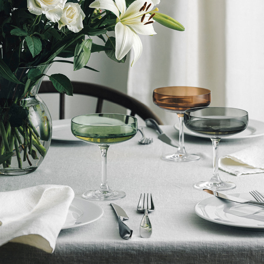 Odysse cavaskål i fargene oliven, kakao og røkgrå på dekket bord