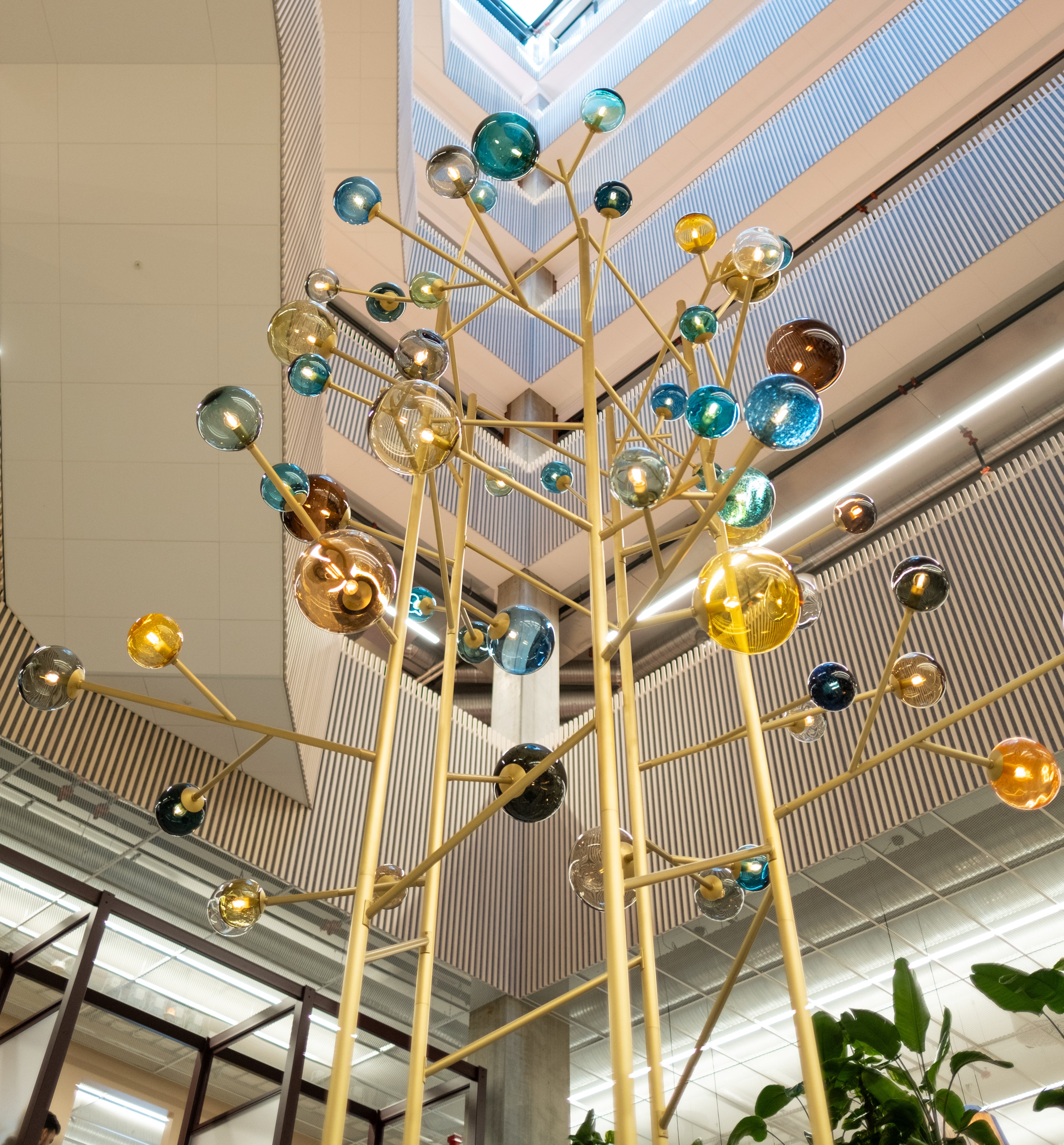 Skulpturen Yggdrasil på Høyskolen Krisitiania er et glasstre i messing og munnblåst glass, og består av 52 kupler fra Hadelands Arkiv-serie.
