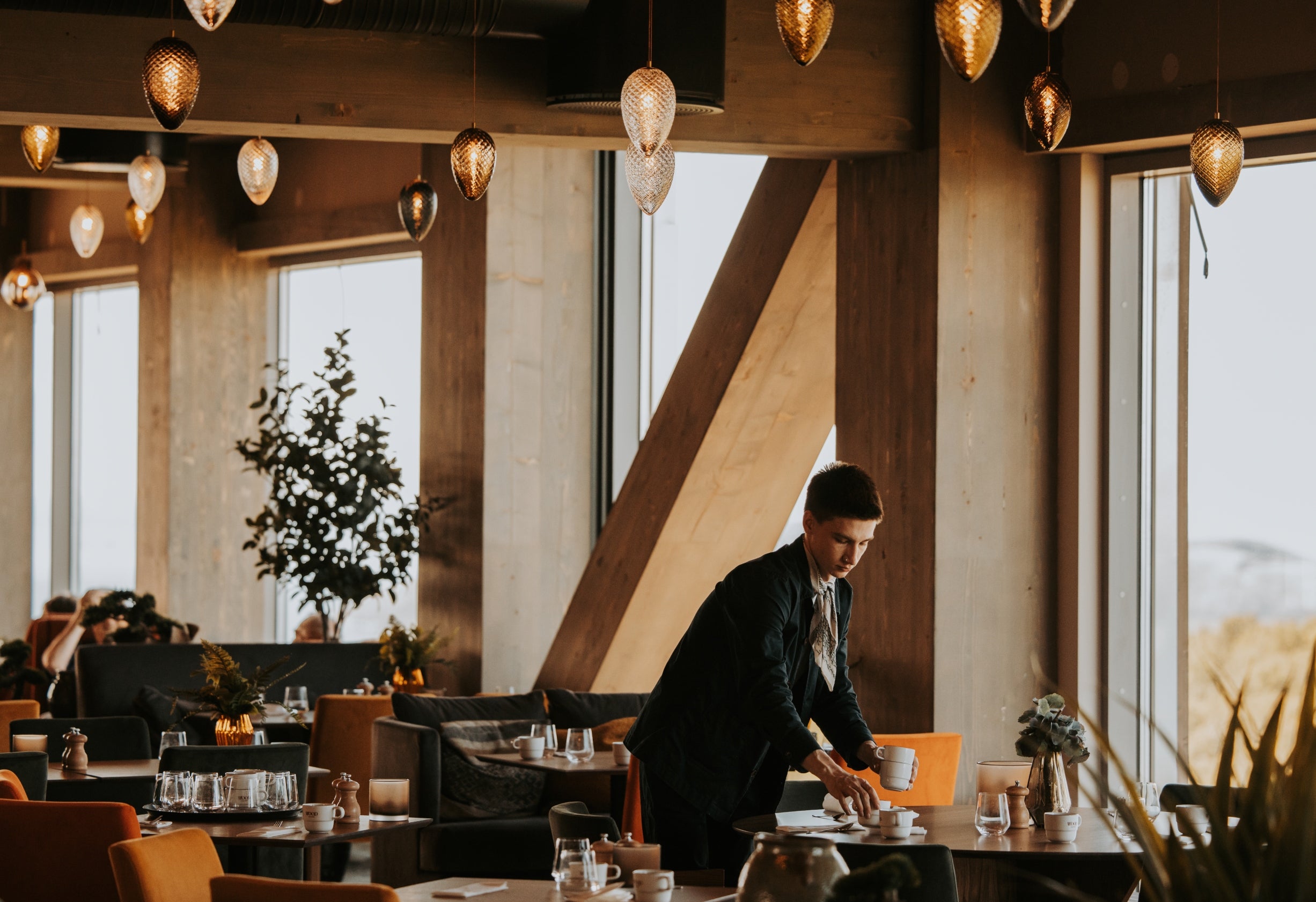 Krystallkongler fra Hadeland Glassverk henger i taket i fellesarealet hos Wood Hotel Bodø.