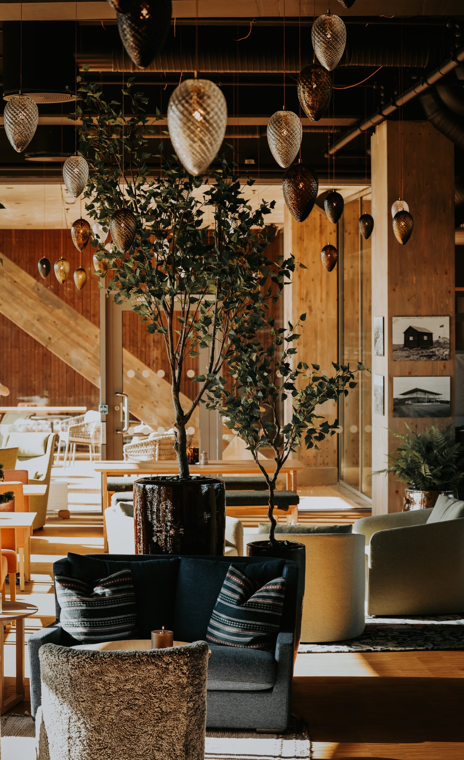 Krystallkuler fra Hadeland Glassverk i fellesareal på Wood Hotel Bodø.