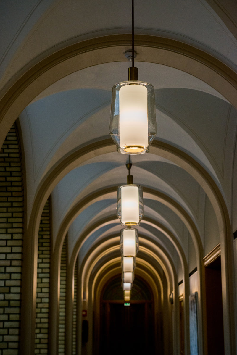 Stortingslampen 4246 designet av Jonas Hidle for Hadeland Glassverk på 1960-tallet i Stortingets korridor.