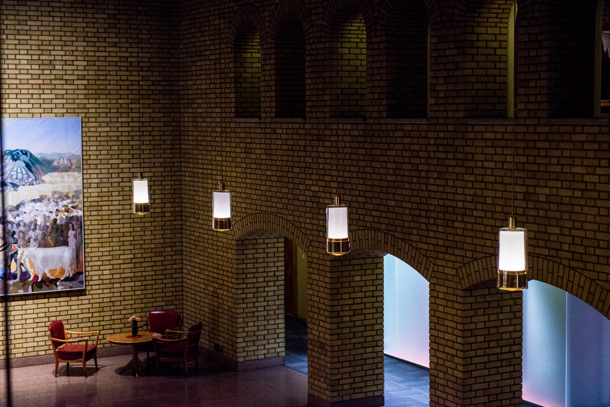 Stortingslampen 4246 designet av Jonas Hidle for Hadeland Glassverk på 1960-tallet i Stortingets foajeer.