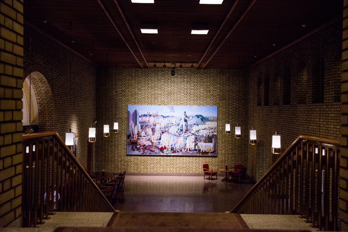 Stortingslampen 4246 designet av Jonas Hidle for Hadeland Glassverk i Stortingets foajeer.