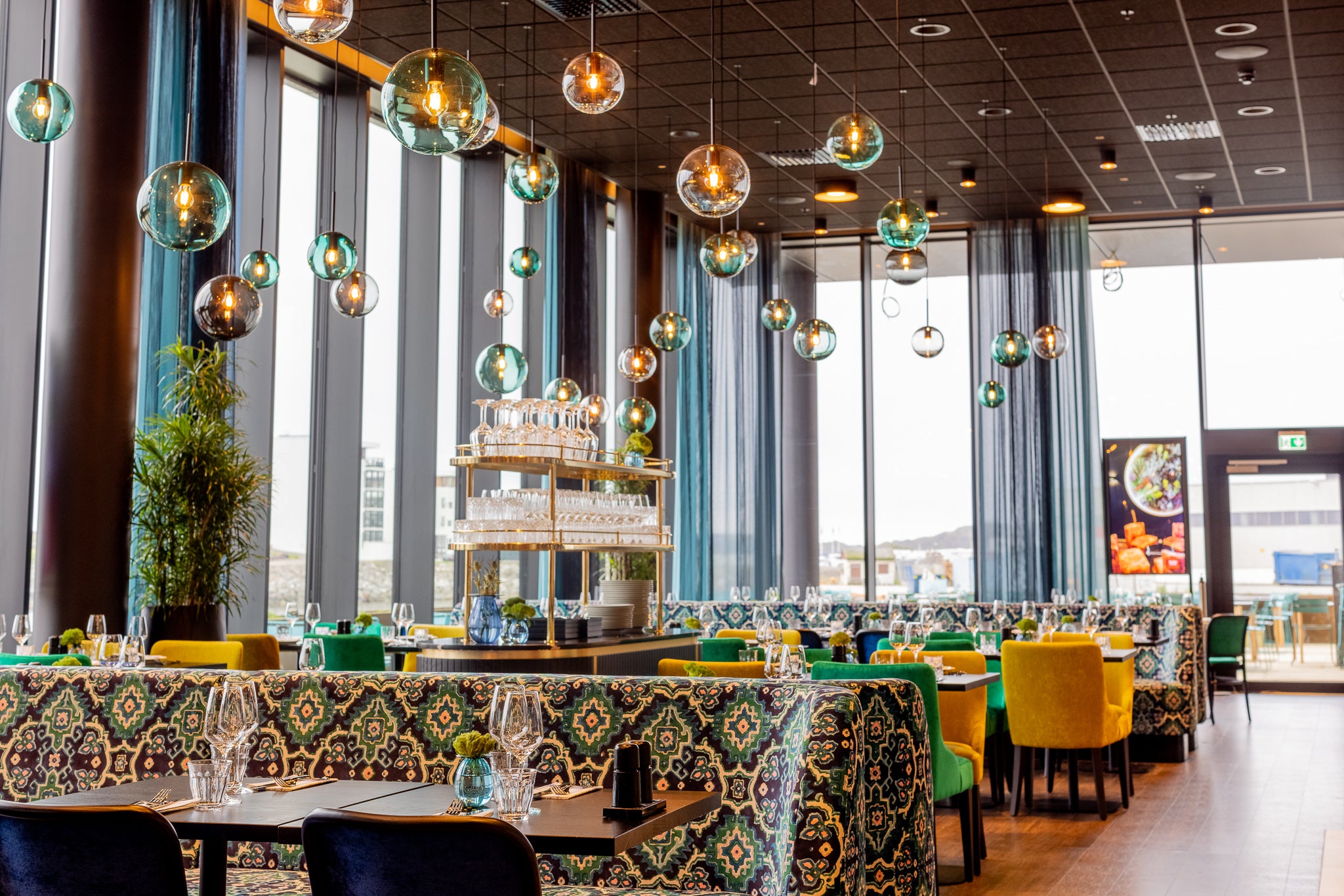 Prisbelønnet Arkiv 4014 pendellamper fra Hadeland Glassverk i restauranten på Thon Hotel Svolvær.