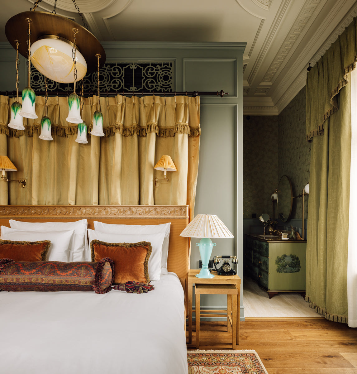 Villa Inkognito soverom med spesialdesignede lamper fra Hadeland Glassverk