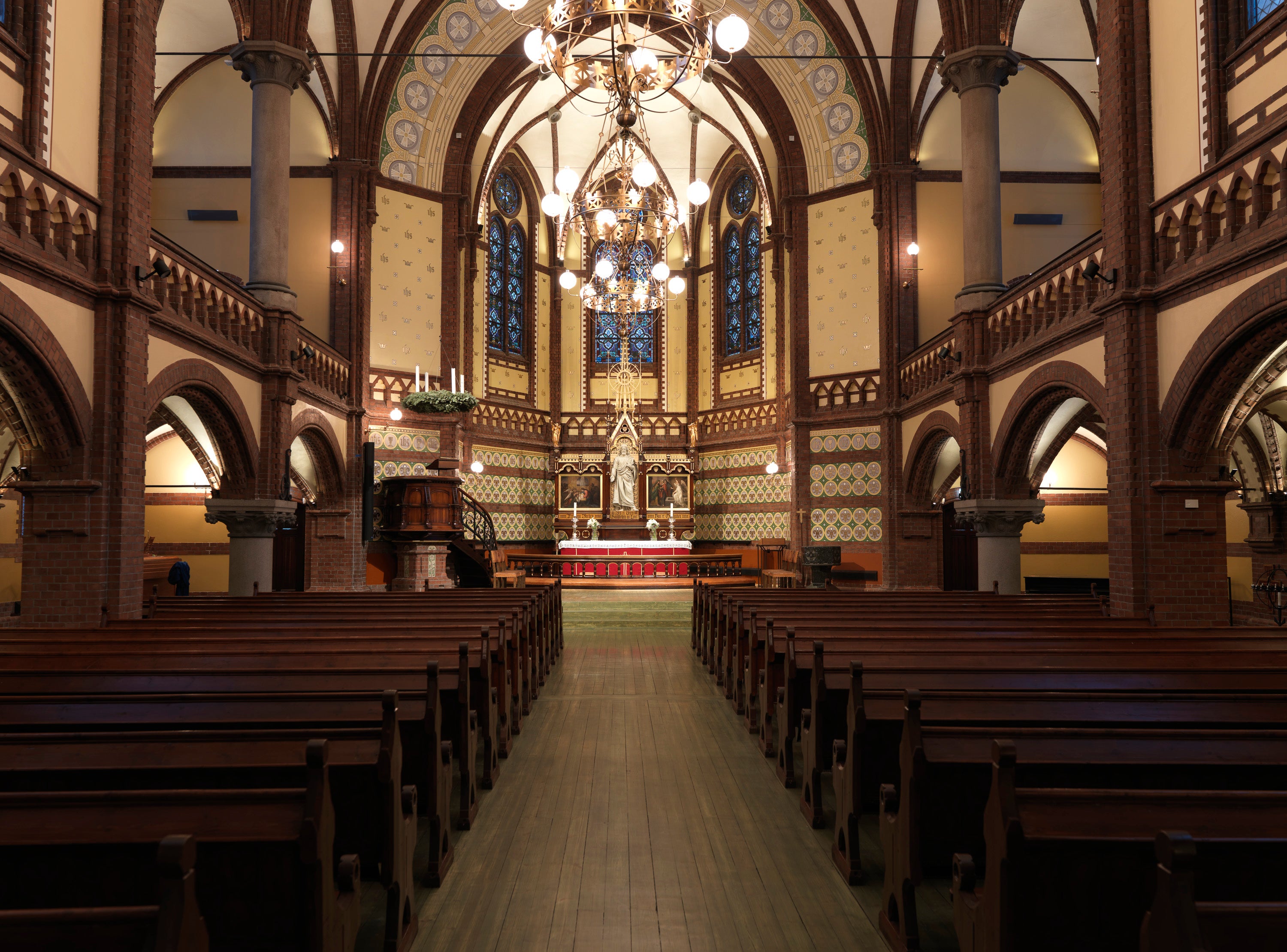 Paulus kirke med lysekrone og vegglamper fra Hadeland Glassverk.