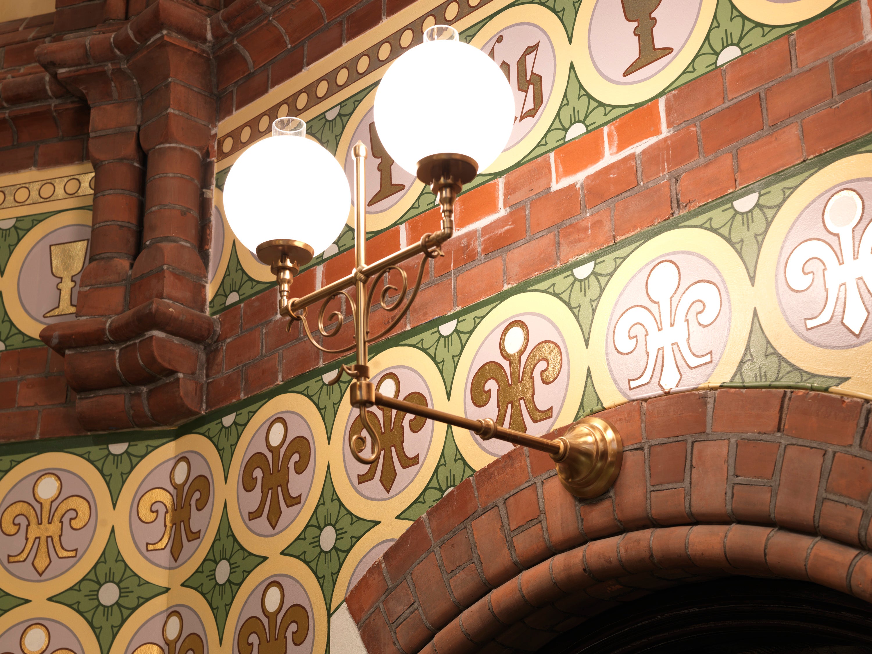 Vegglampe i Pauluskirken laget av Hadeland Glassverk.