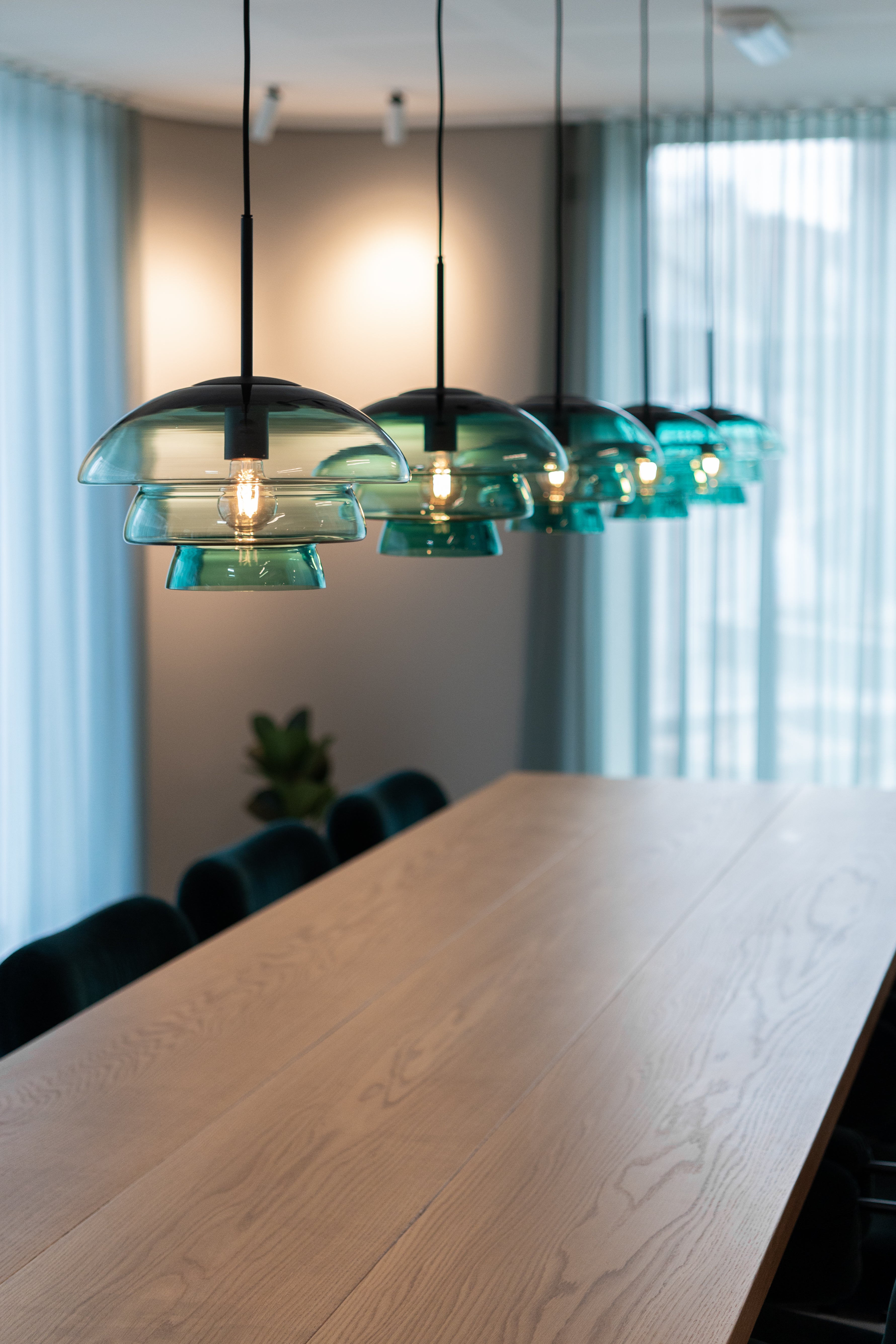 Arkiv 4006 taklamper fra Hadeland Glassverk installert i Alginors møterom.