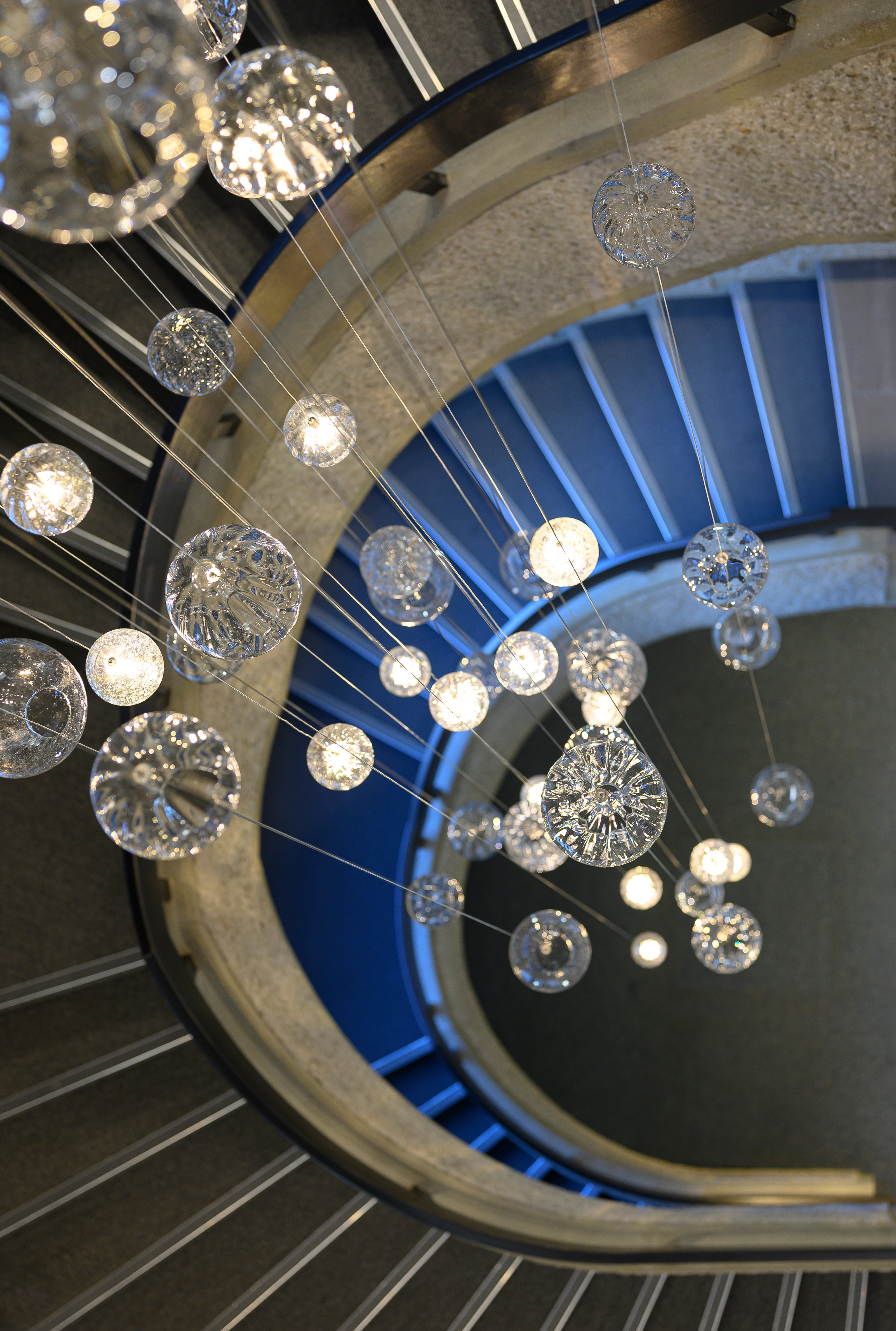 Lysinstallasjonen i Sparebank1 Hønefoss laget av Hadeland Glassverk. Sett ovenfra.