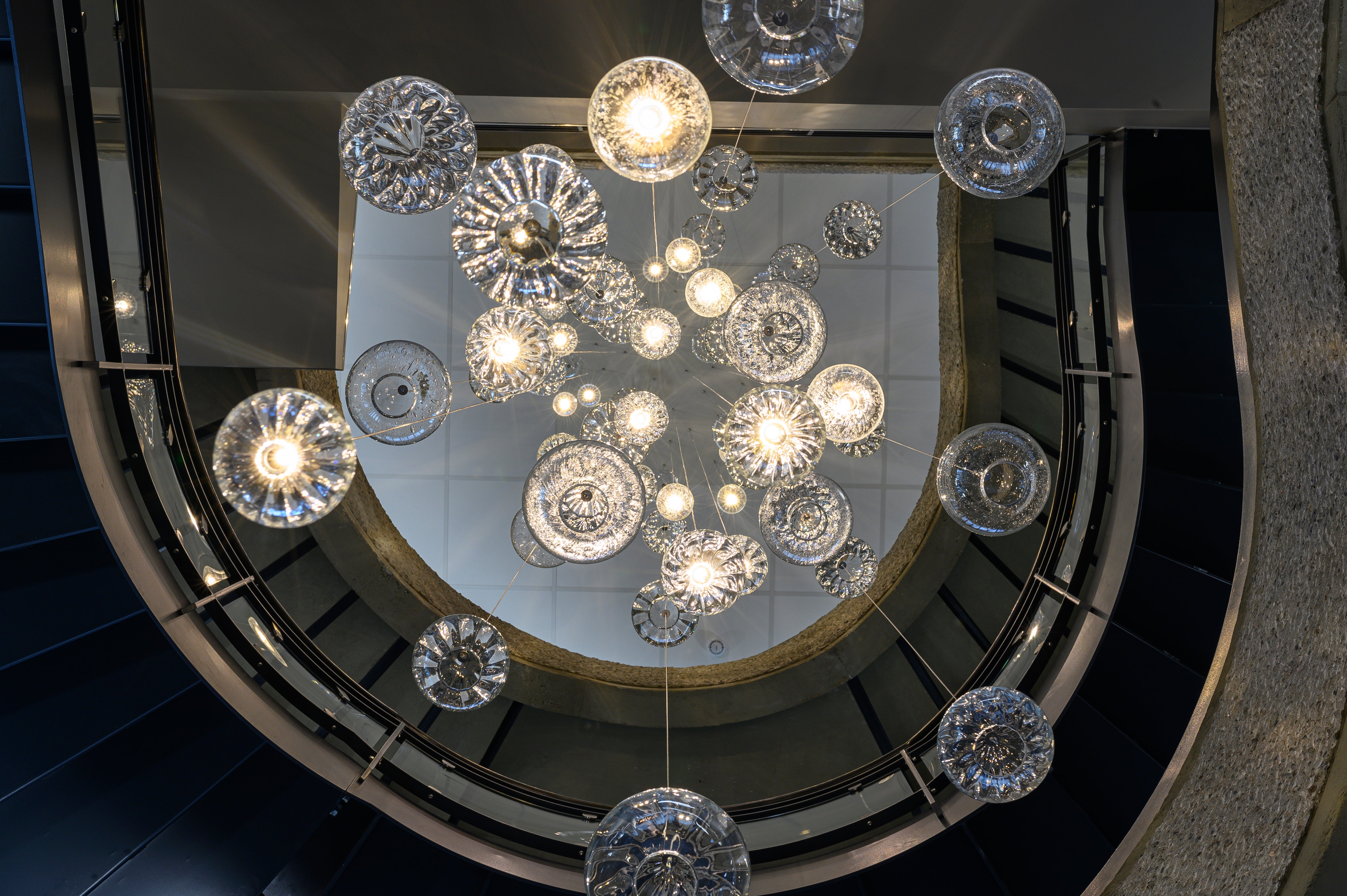 Lysinstallasjonen i Sparebank1 Hønefoss laget av Hadeland Glassverk. Sett nedenfra.