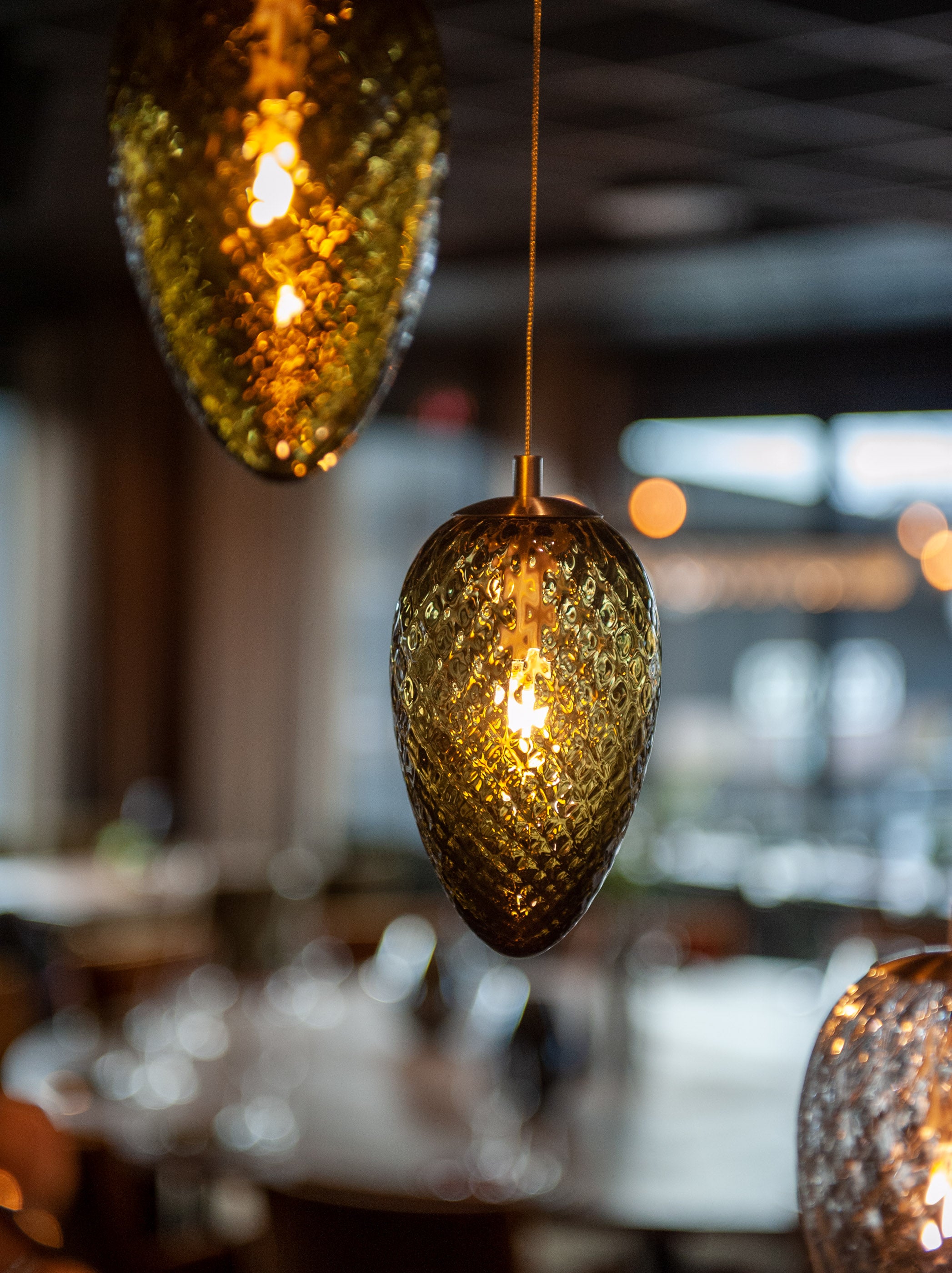 Nærbilde av krystallkongler fra Hadeland Glassverk i restauranten på Riddergaarden.