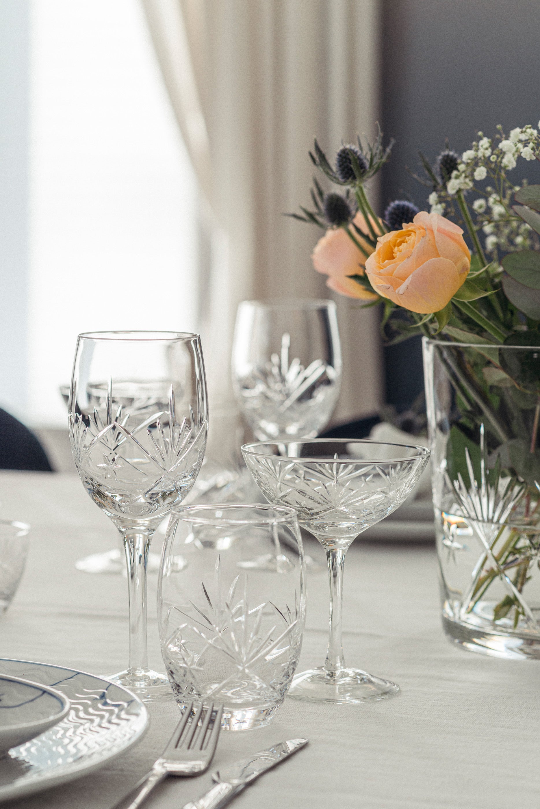 Marie glass fra Hadeland Glassverk på dekket bord