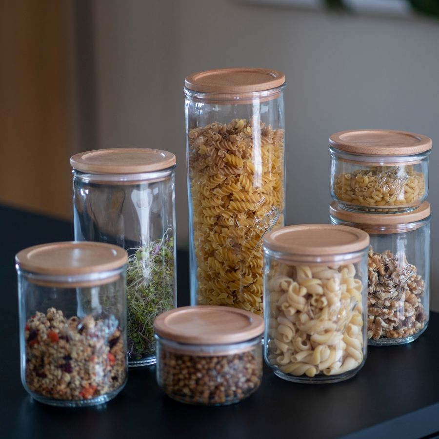 Norgesglass oppbevaringsglass med trelokk med tørrvarer på kjøkkenbenken