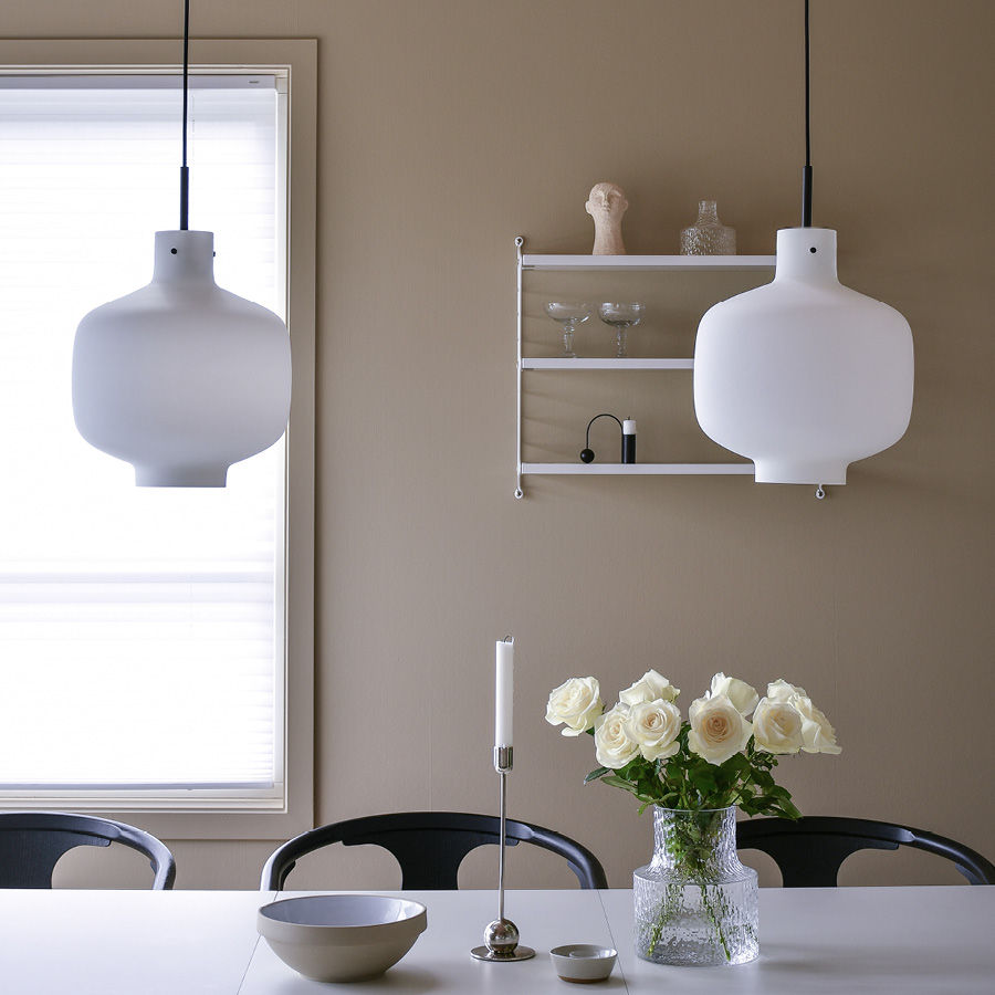 Arkivlampe 4180 i matt hvit fra Hadeland Glassverk over spisebord