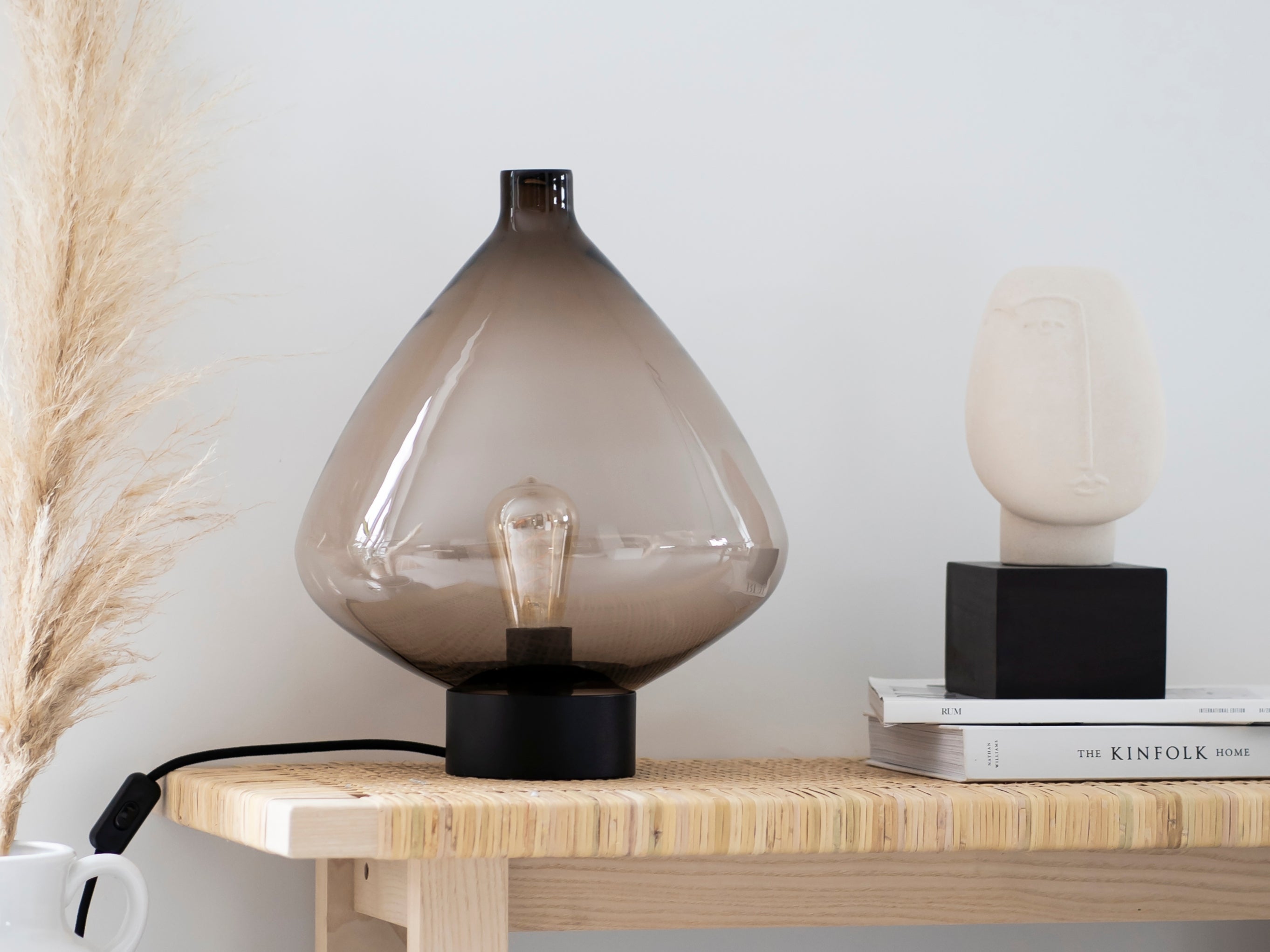 Arkiv 4218 bordlampe fra Hadeland Glassverk i kakaofarget glass og svart sokkel