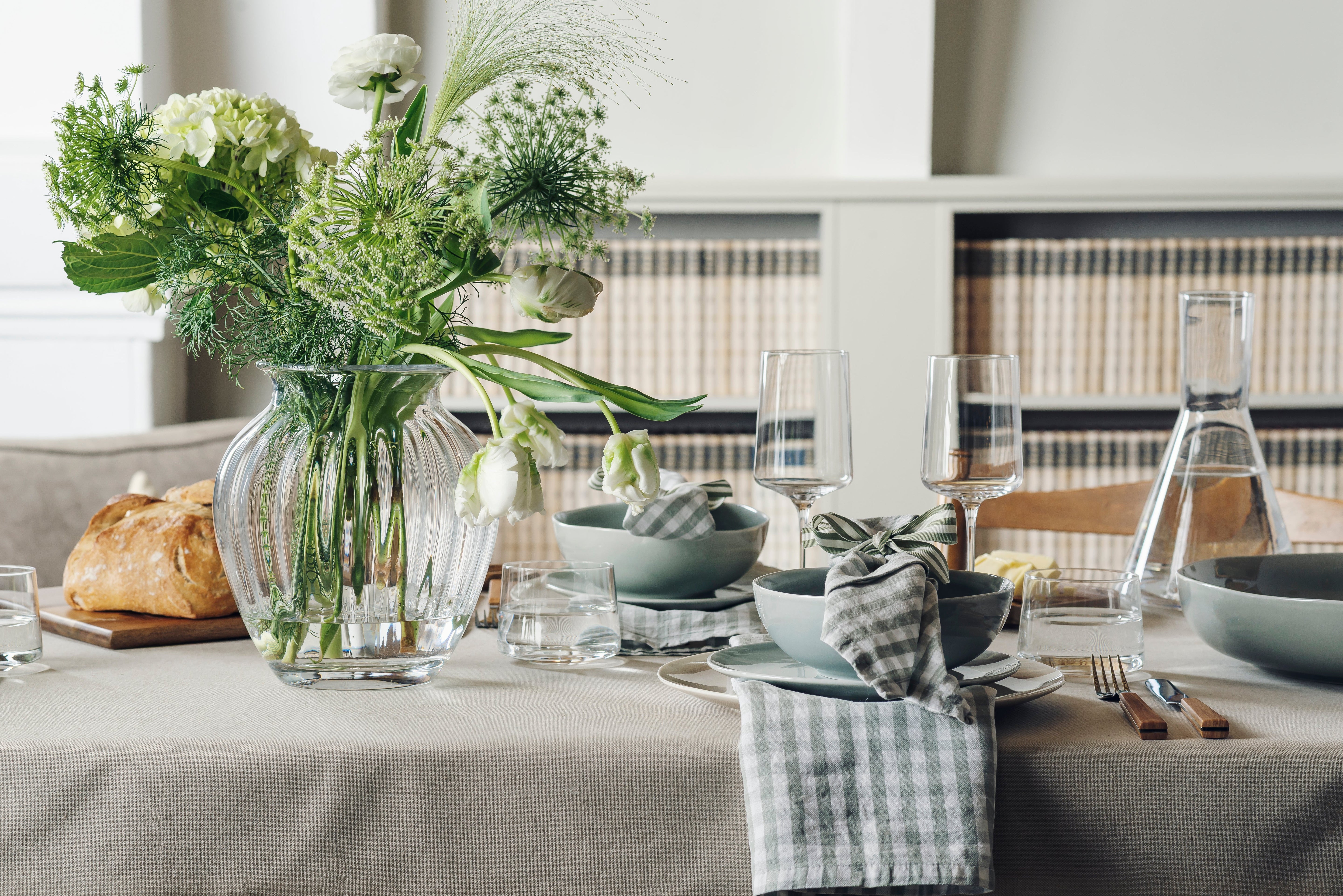 Dekket bord med Emily vase klar 23 cm, med blomster.