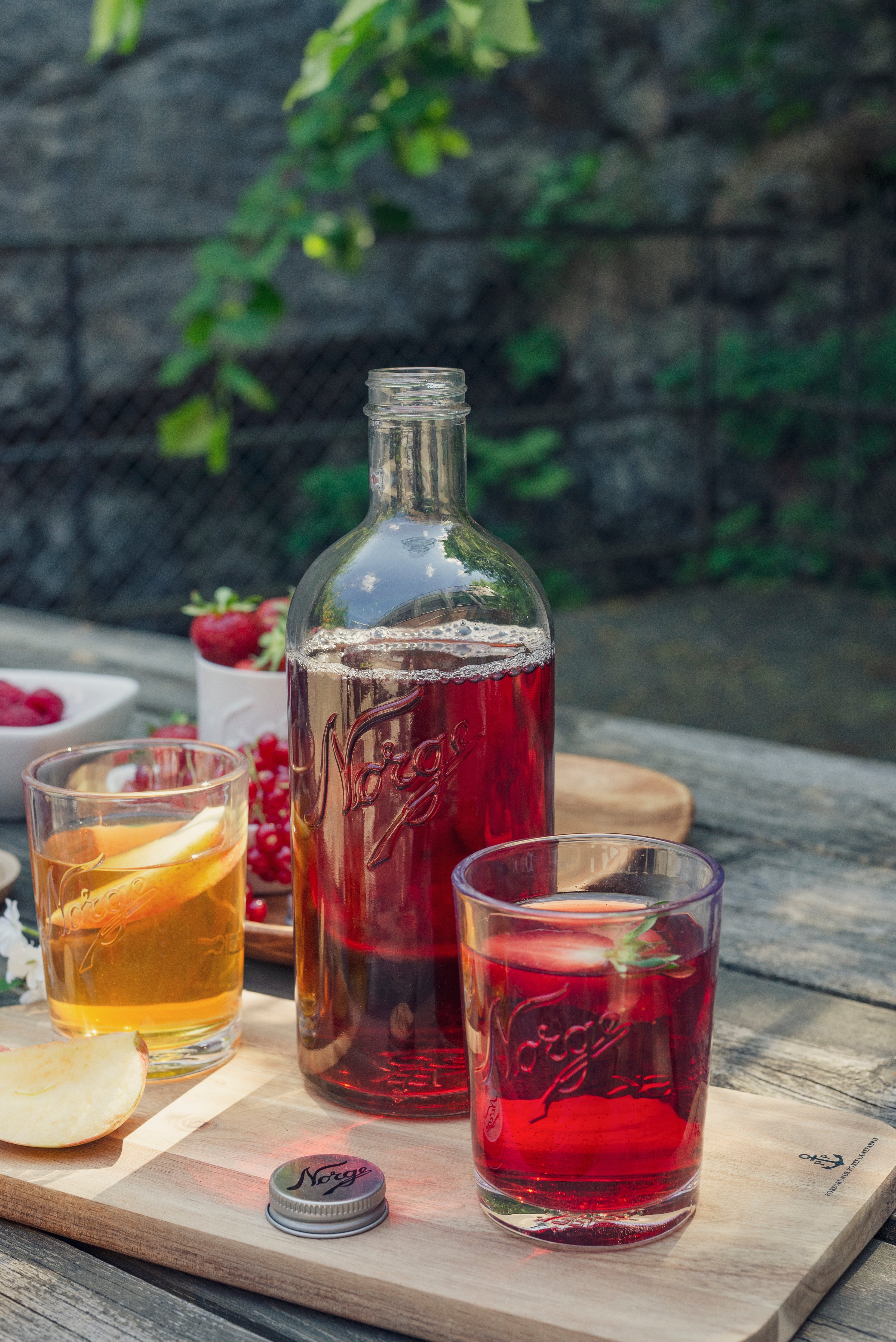 Norgesglasset glassflaske med rød saft