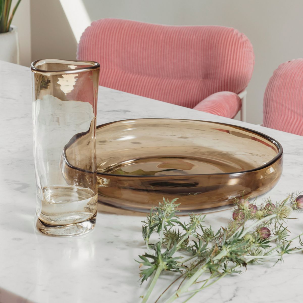 Sine fat og høy vase i fargen kakao. Munnblåst på Hadeland Glassverk