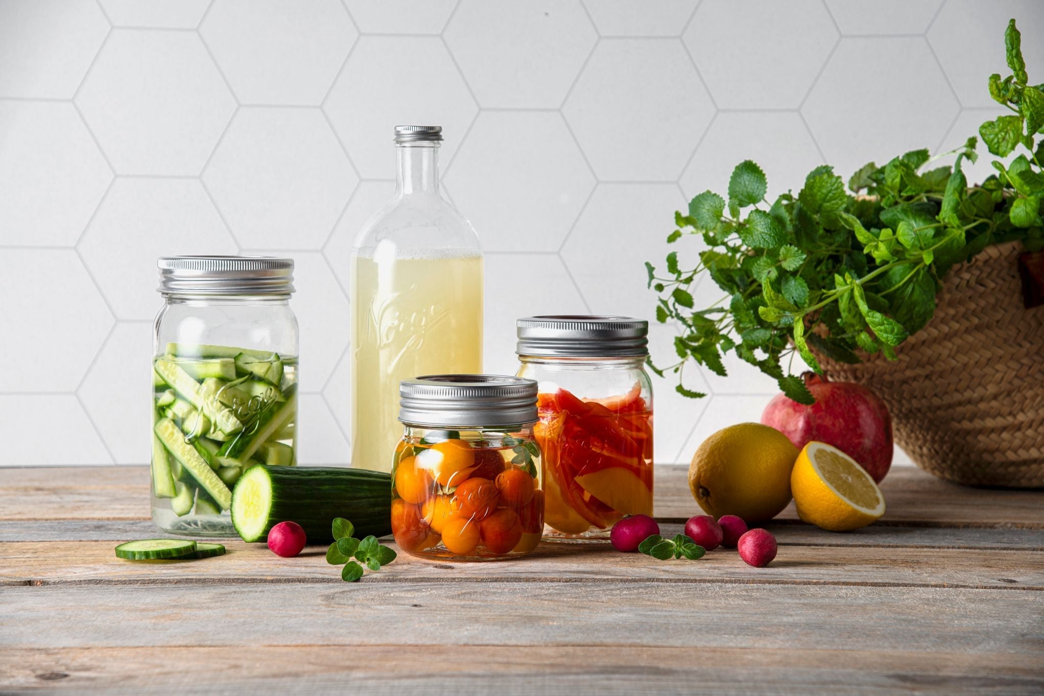 Norgesglass mes syltetøy og en kjøkkenglass med melk