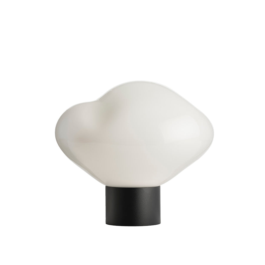 Produktbilde Crystal Stone bordlampe i fargen hvit fra Hadeland Glassverk. Bordlampen vises med svart fot.