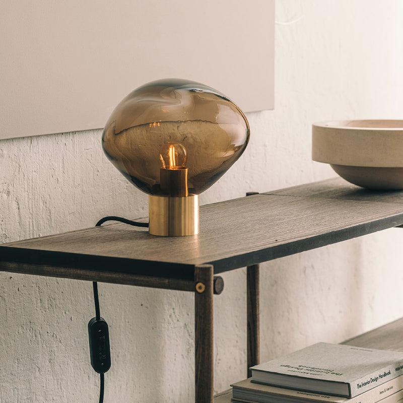 Crystal Stone bordlampe i fargen kakao fra Hadeland Glassverk. Bordlampen vises med messing fot