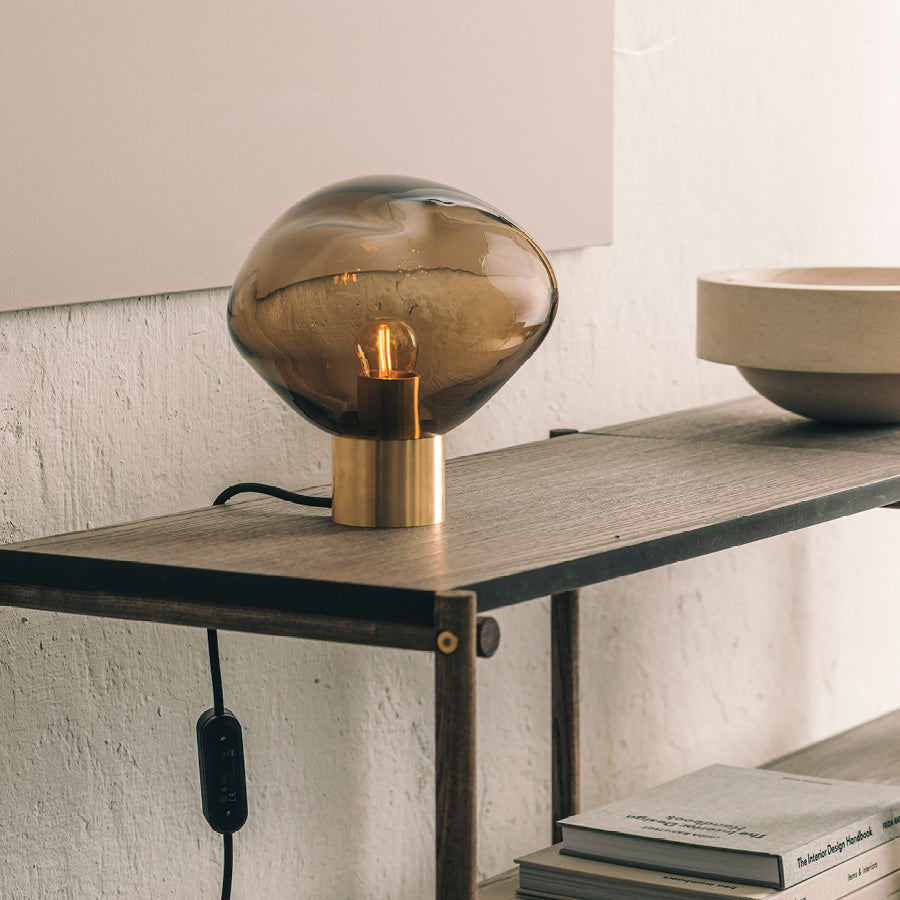 Crystal Stone bordlampe i fargen kakao fra Hadeland Glassverk. Bordlampen vises med messing fot