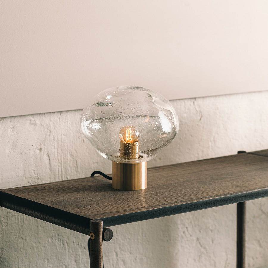 Crystal Stone bordlampe i klar soda fra Hadeland Glassverk. Bordlampen vises med messing fot.