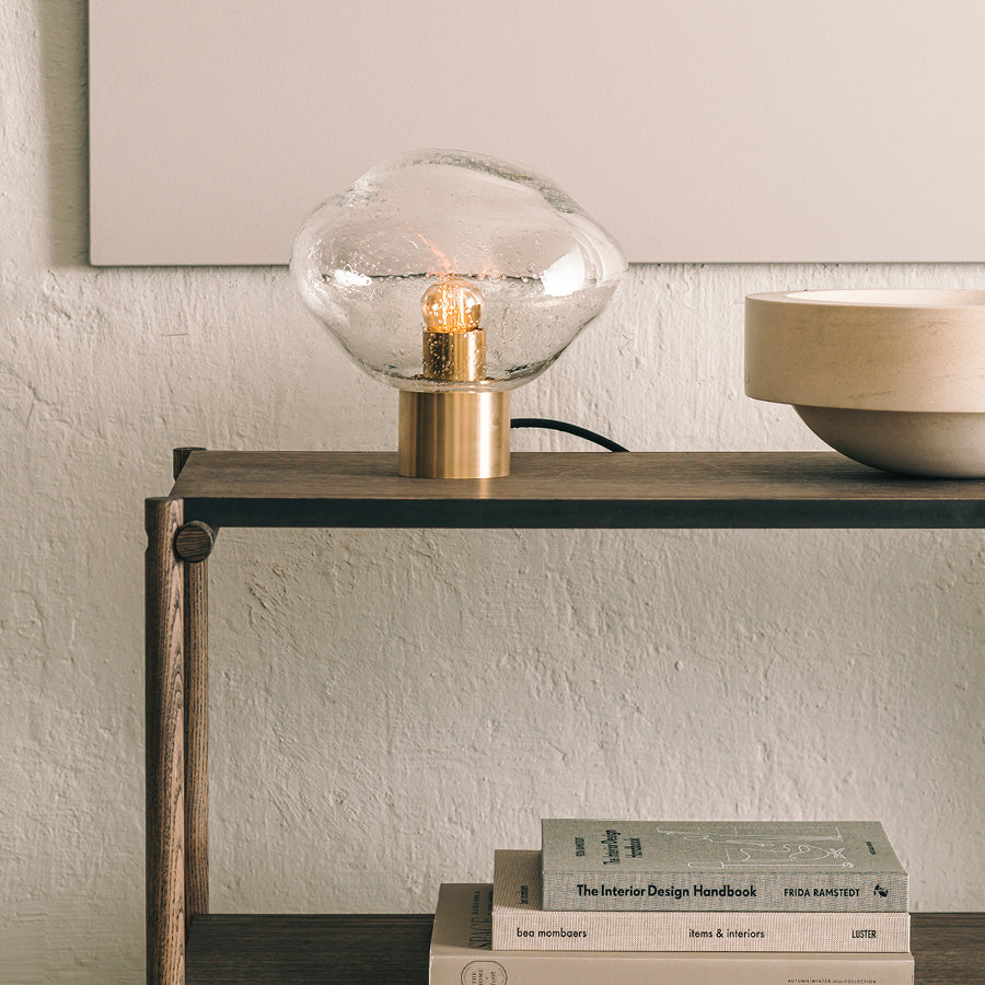 Crystal Stone bordlampe i klar soda fra Hadeland Glassverk. Bordlampen vises med messing fot