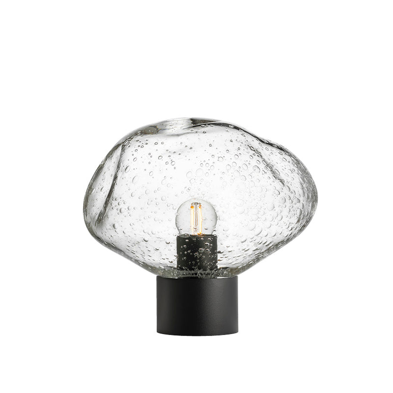 Produktbilde Crystal Stone bordlampe i fargen klar soda fra Hadeland Glassverk. Bordlampen vises med svart fot.
