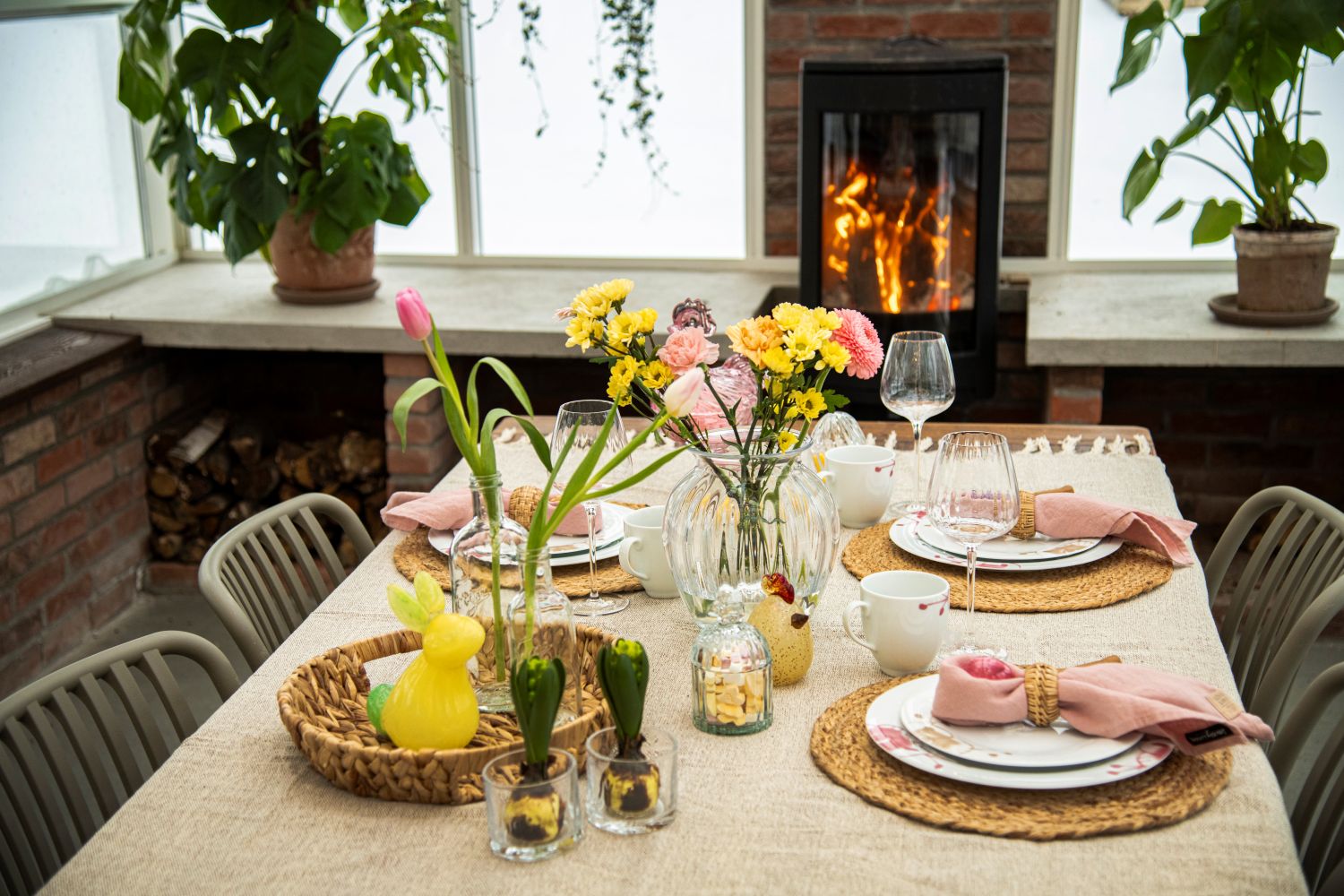 Påskebord dekket med påskedekor fra Hadeland Glassverk