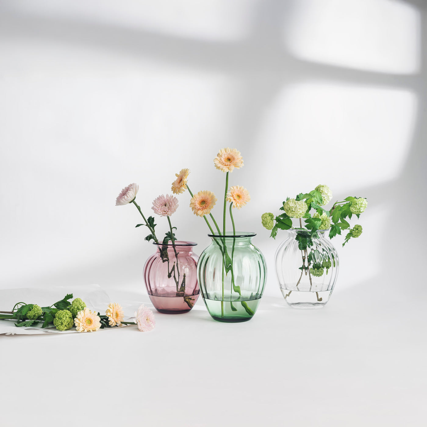 Lys blått armbånd med glassteiner – GLIM – Hadeland Glassverk