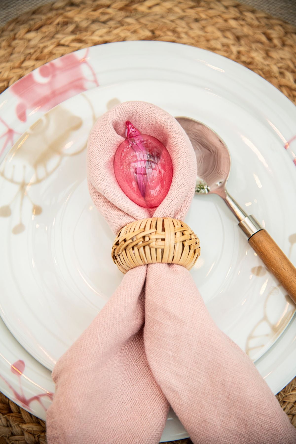 Rosa glassegg fra Hadeland Glassverk brukt som kuvertpynt på dekket påskebord.