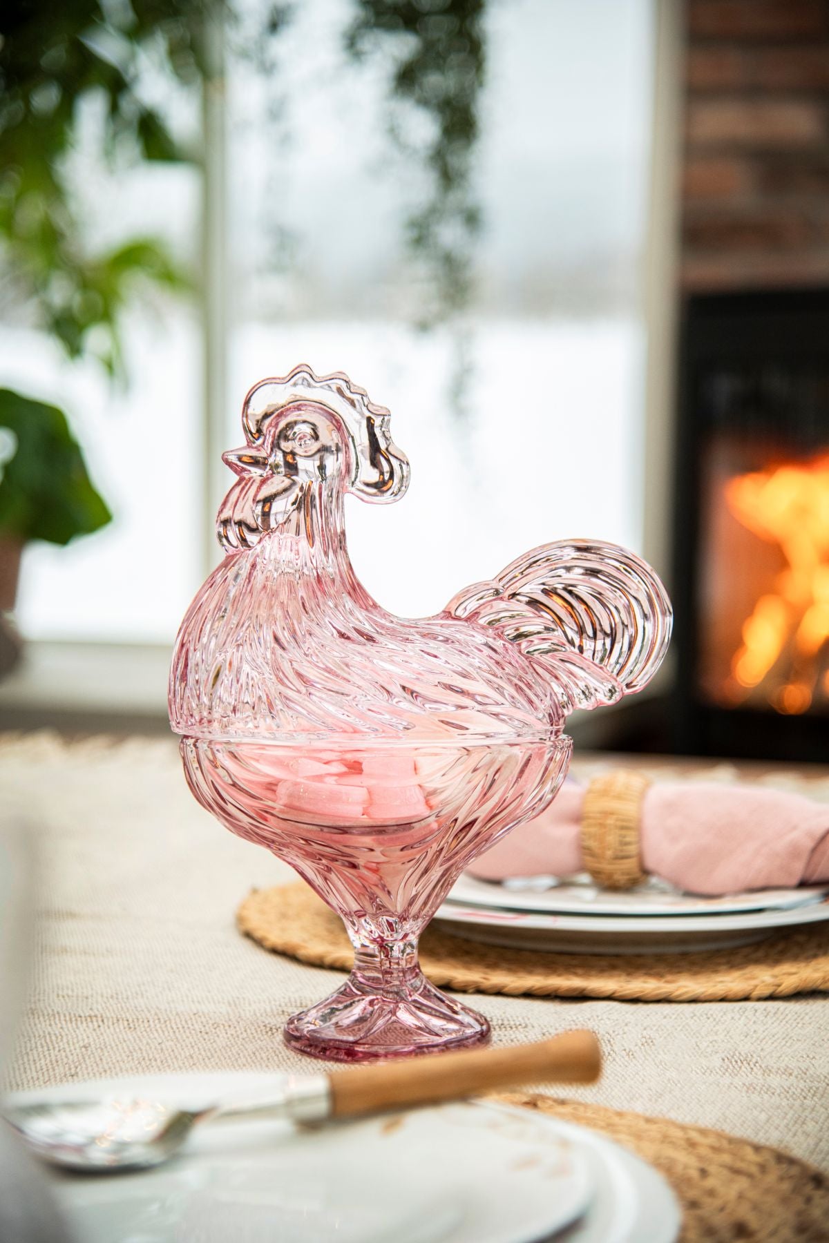 Rosa glasshane med lokk fra Hadeland Glassverk på et dekket påskebord