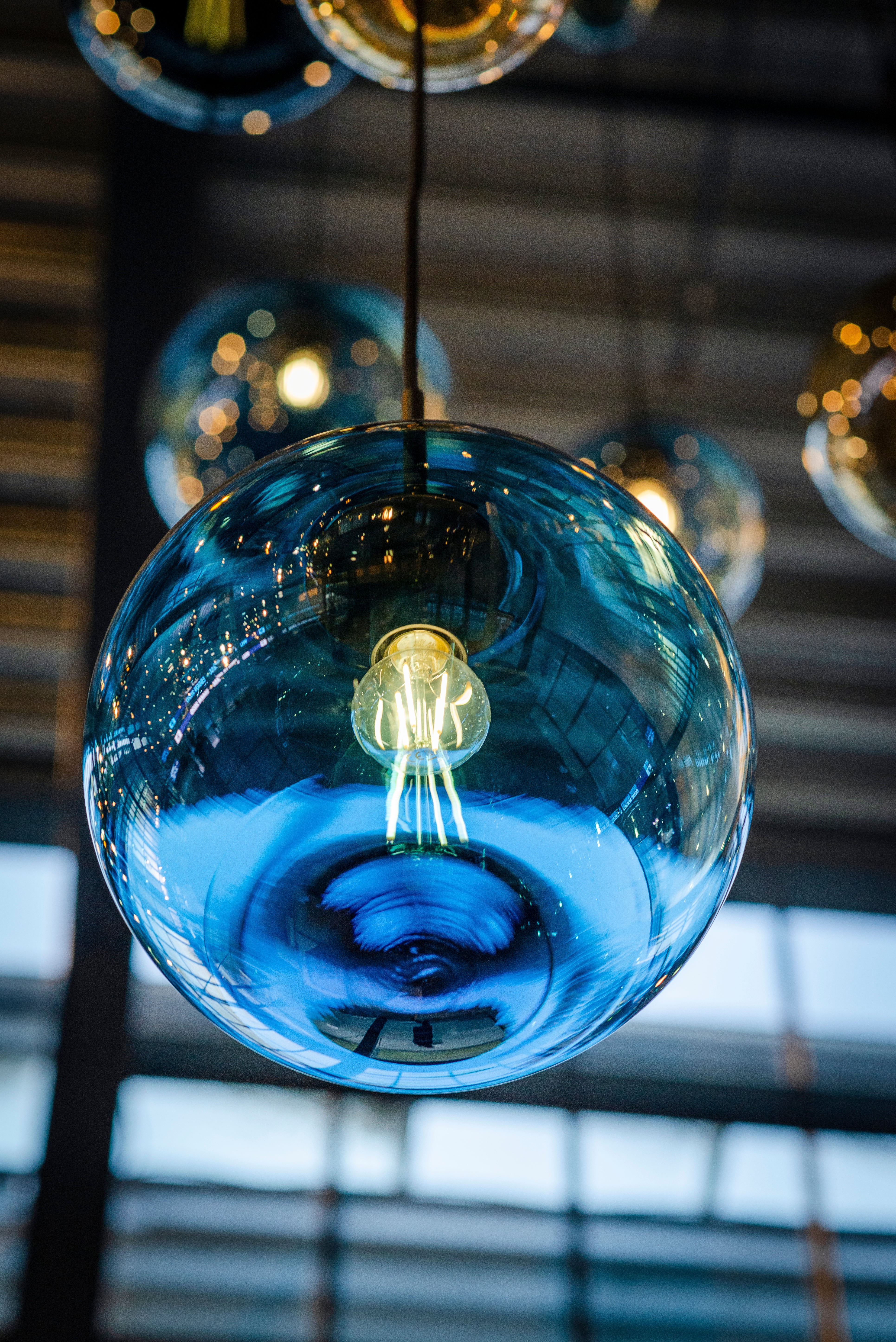 Nærbilde av blå Arkiv 4014 glasskule fra Hadeland Glassverk på Norges Varemesse. 